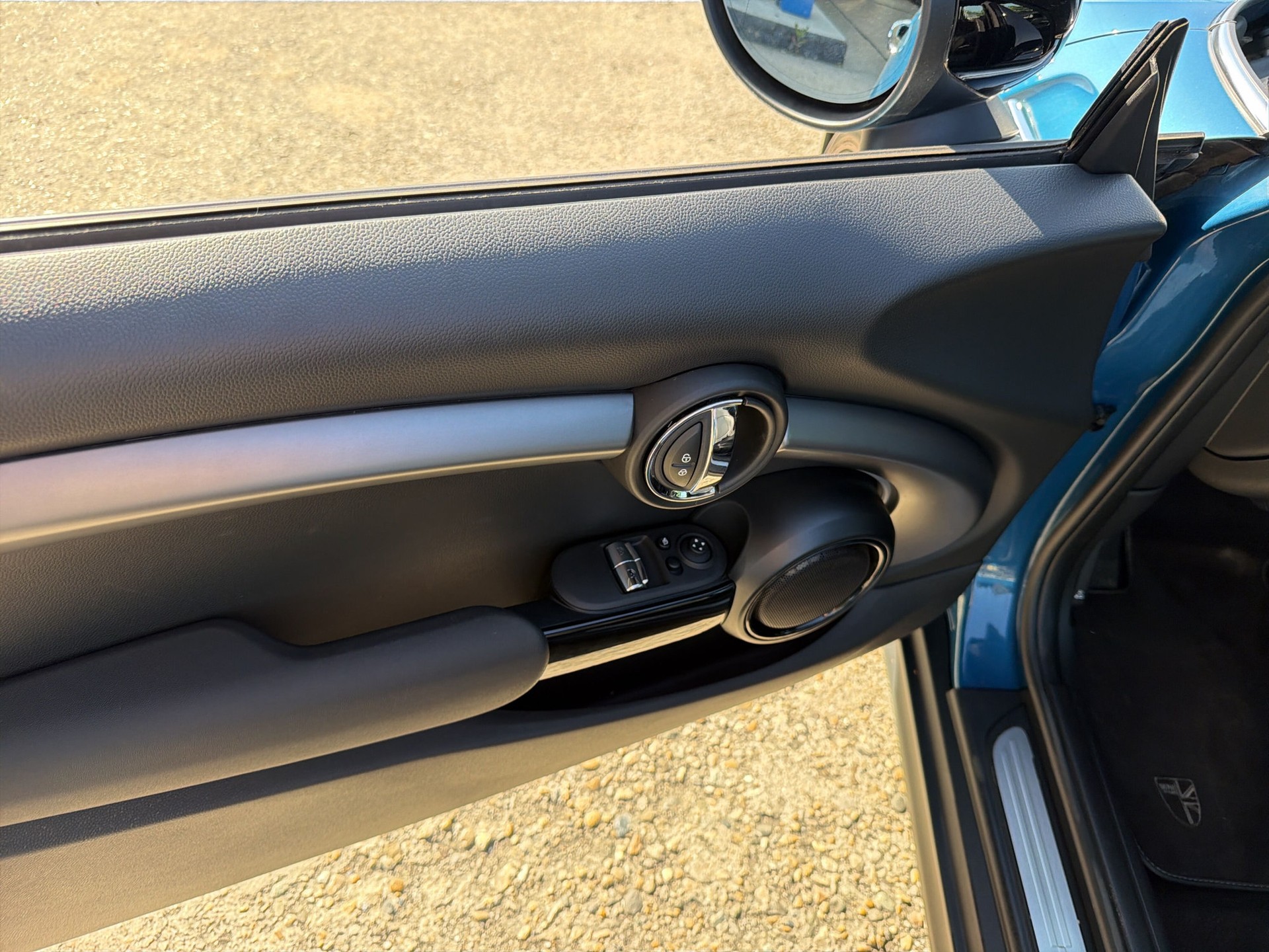 MINI Cooper SE Mosaert Edition-image-16