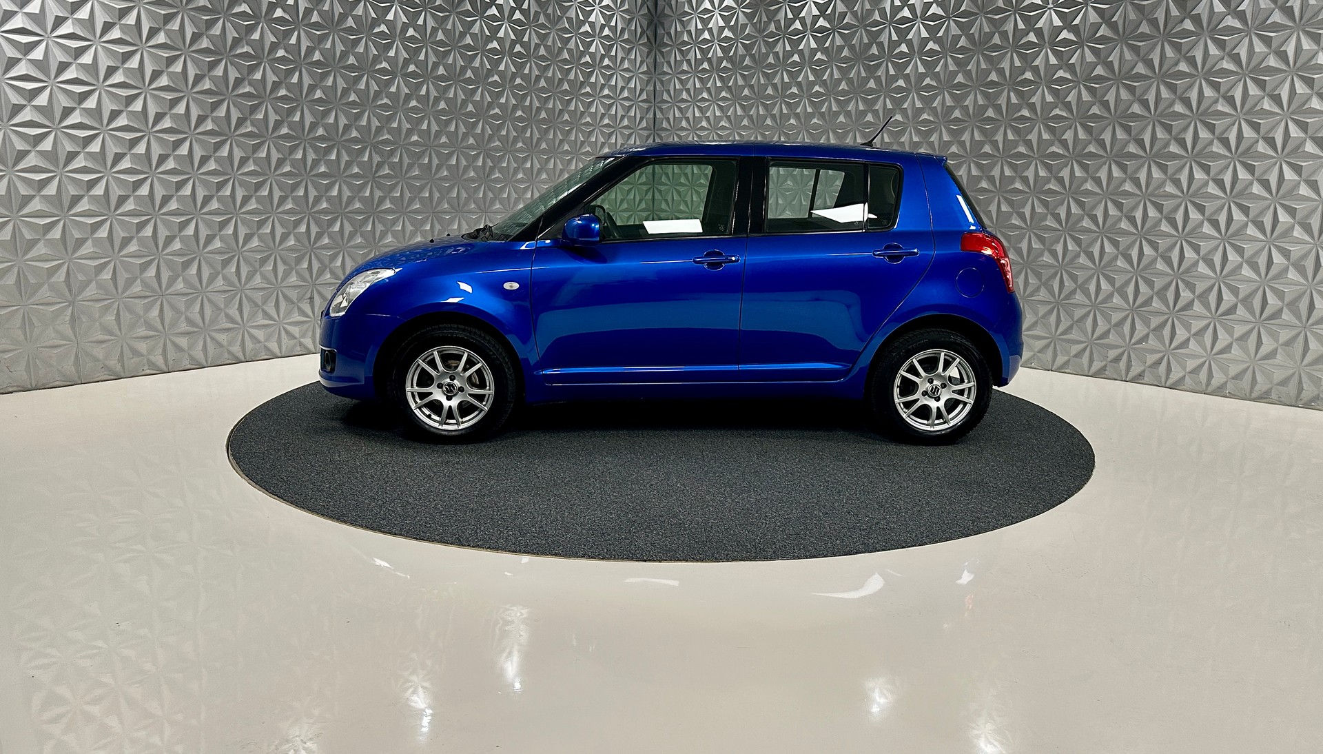 SUZUKI Swift 1.3i 16V GL Top Piz Sulai LE 4x4-image-7