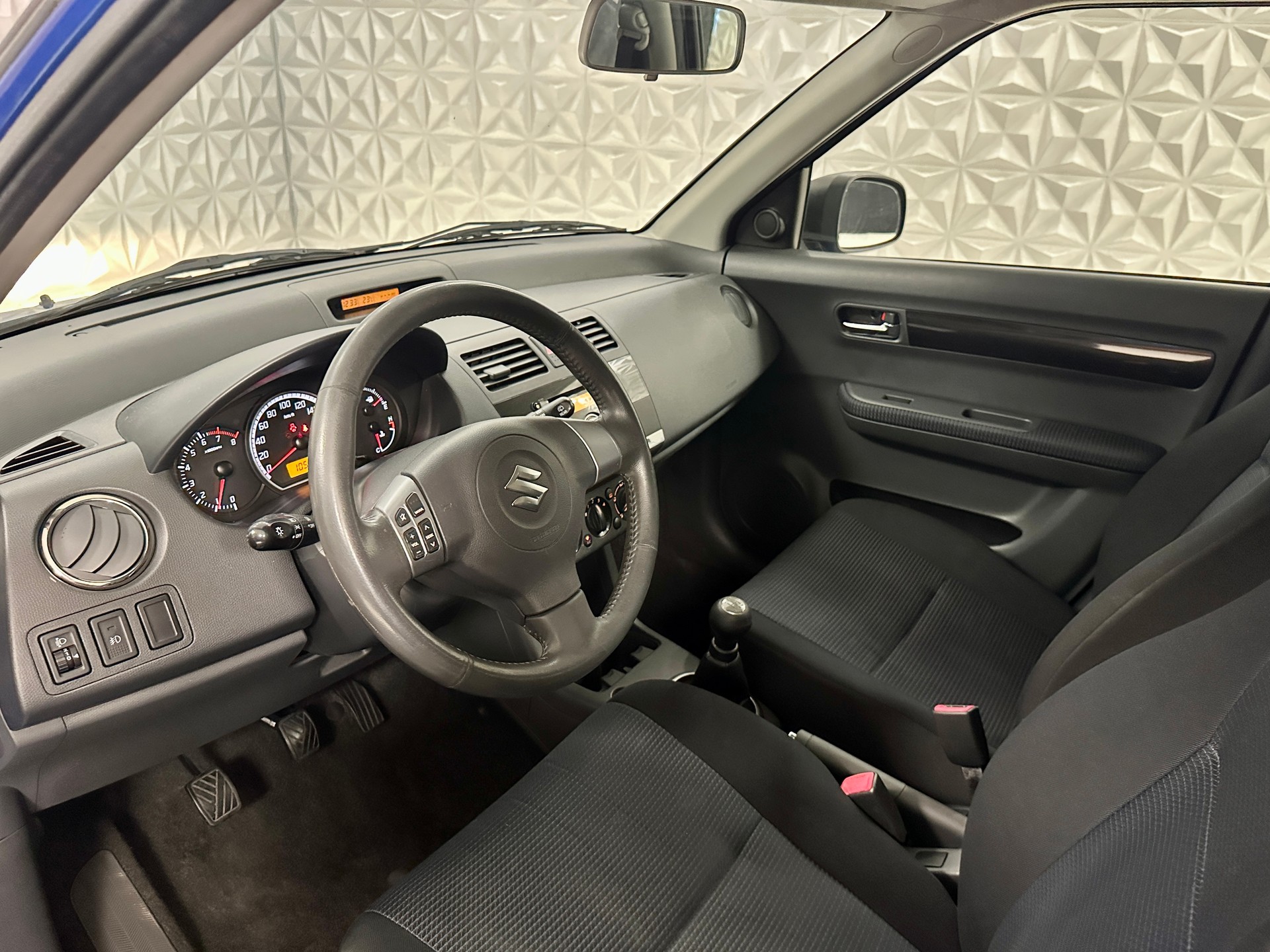 SUZUKI Swift 1.3i 16V GL Top Piz Sulai LE 4x4-image-10