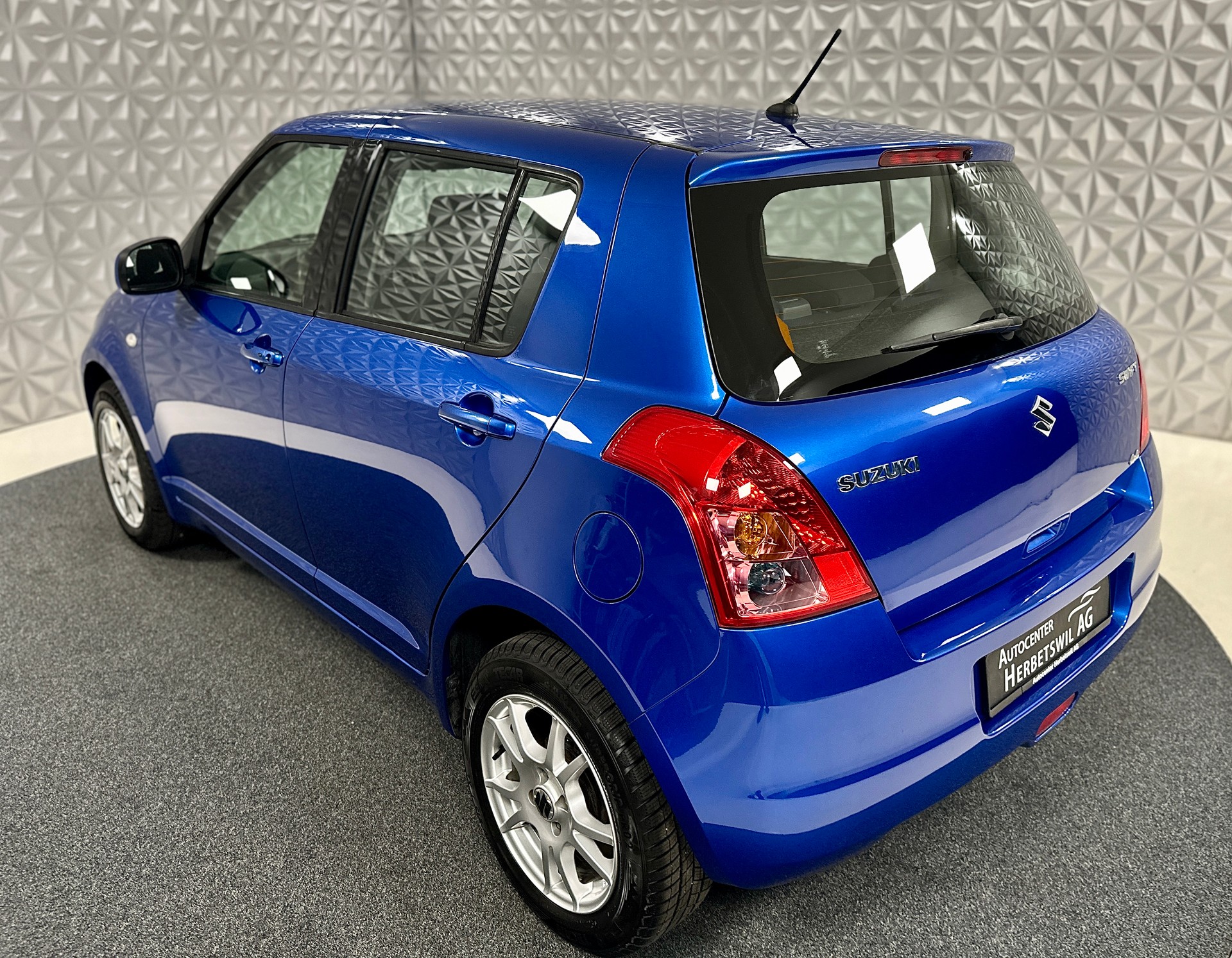 SUZUKI Swift 1.3i 16V GL Top Piz Sulai LE 4x4-image-9