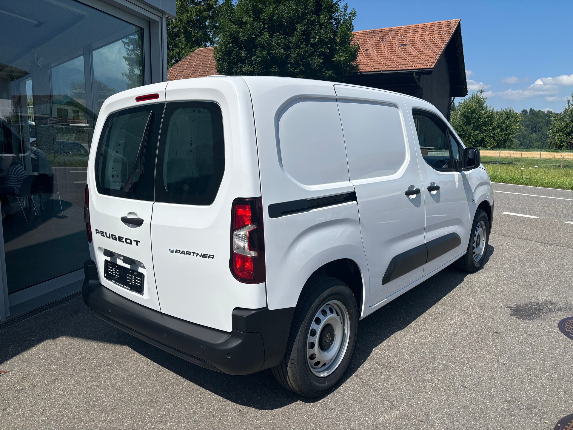 PEUGEOT e-Partner 50kWh Premium Standard 800Kg-image-3