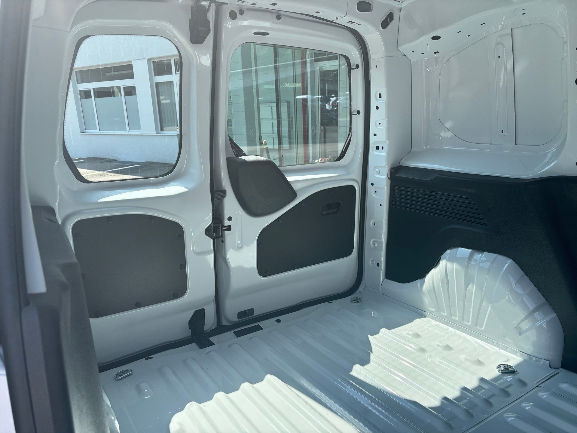 PEUGEOT e-Partner 50kWh Premium Standard 800Kg-image-6