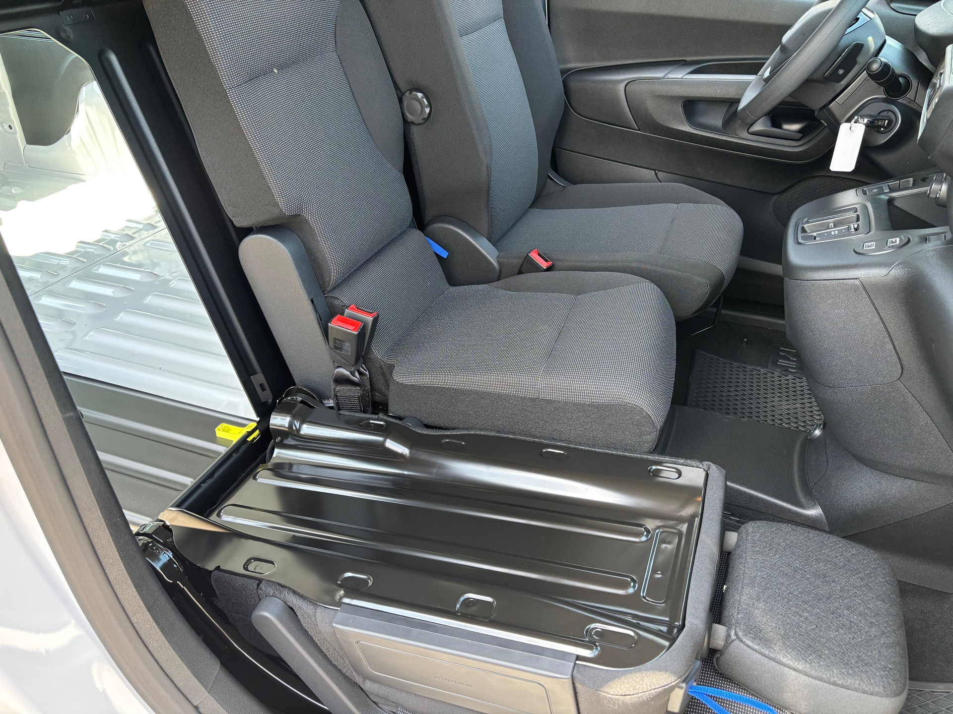 PEUGEOT e-Partner 50kWh Premium Standard 800Kg-image-9