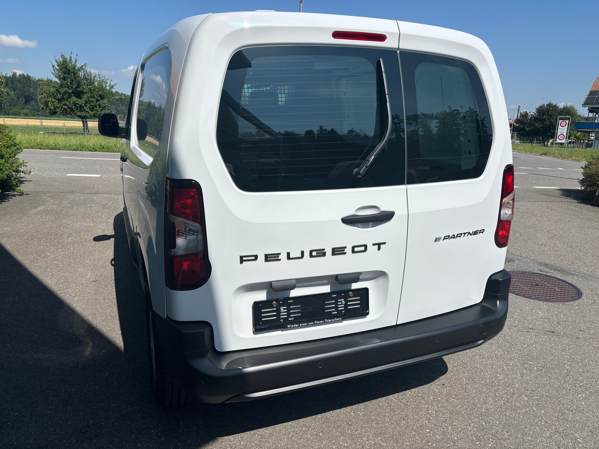 PEUGEOT e-Partner 50kWh Premium Standard 800Kg-image-2