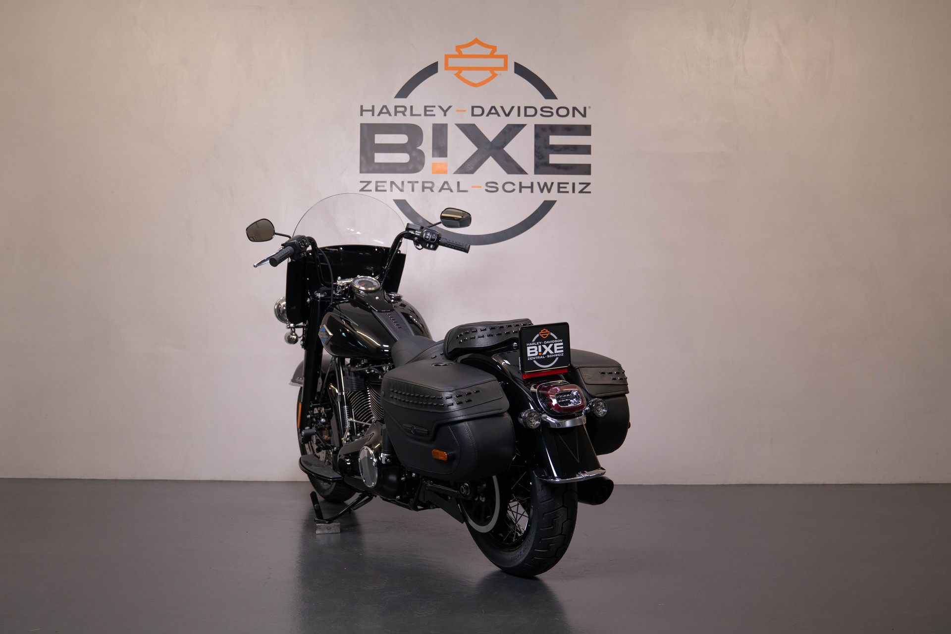 HARLEY-DAVIDSON FLHC Heritage Classic 117ci-showroom-element-3