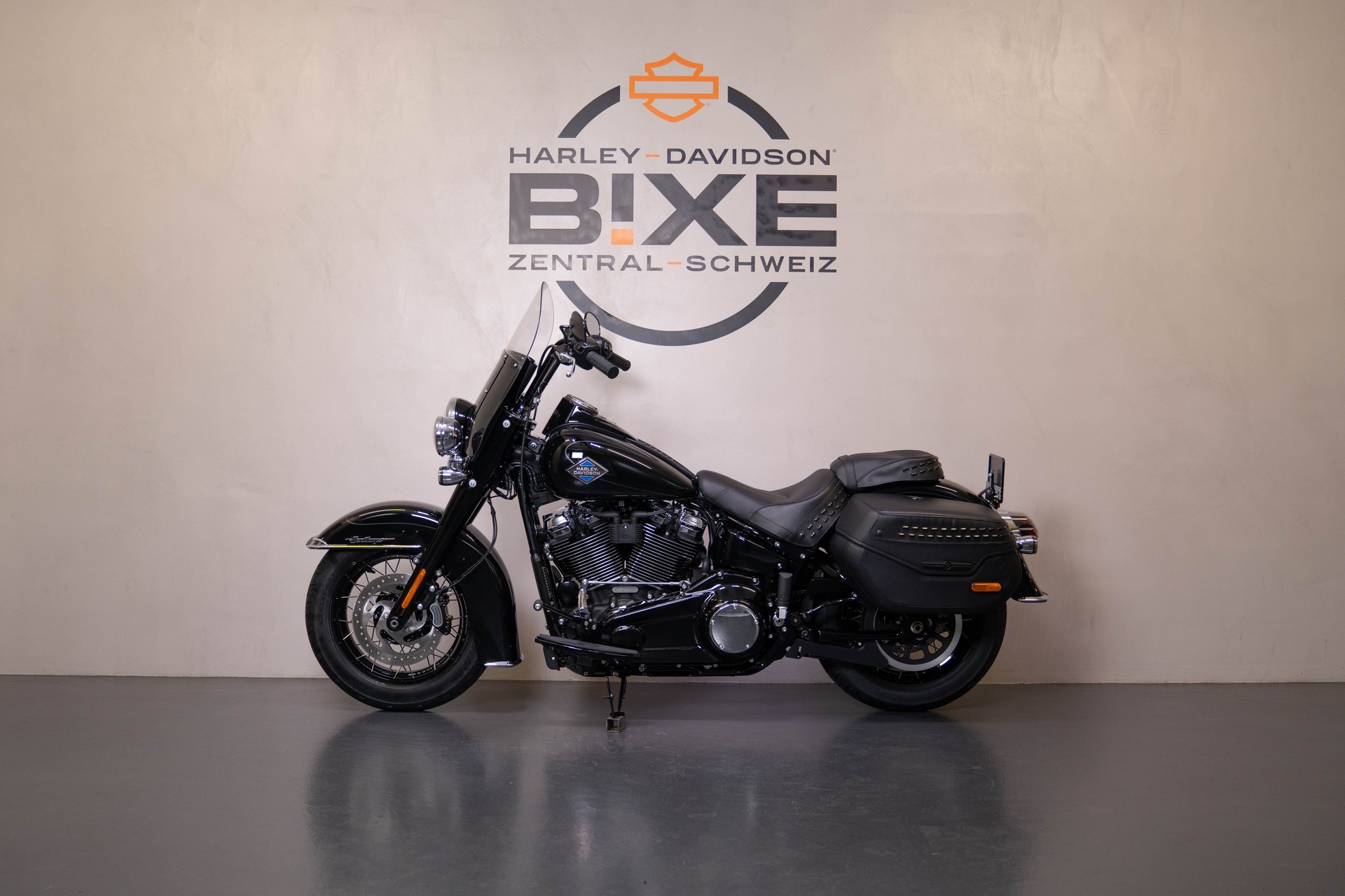 HARLEY-DAVIDSON FLHC Heritage Classic 117ci-showroom-element-1