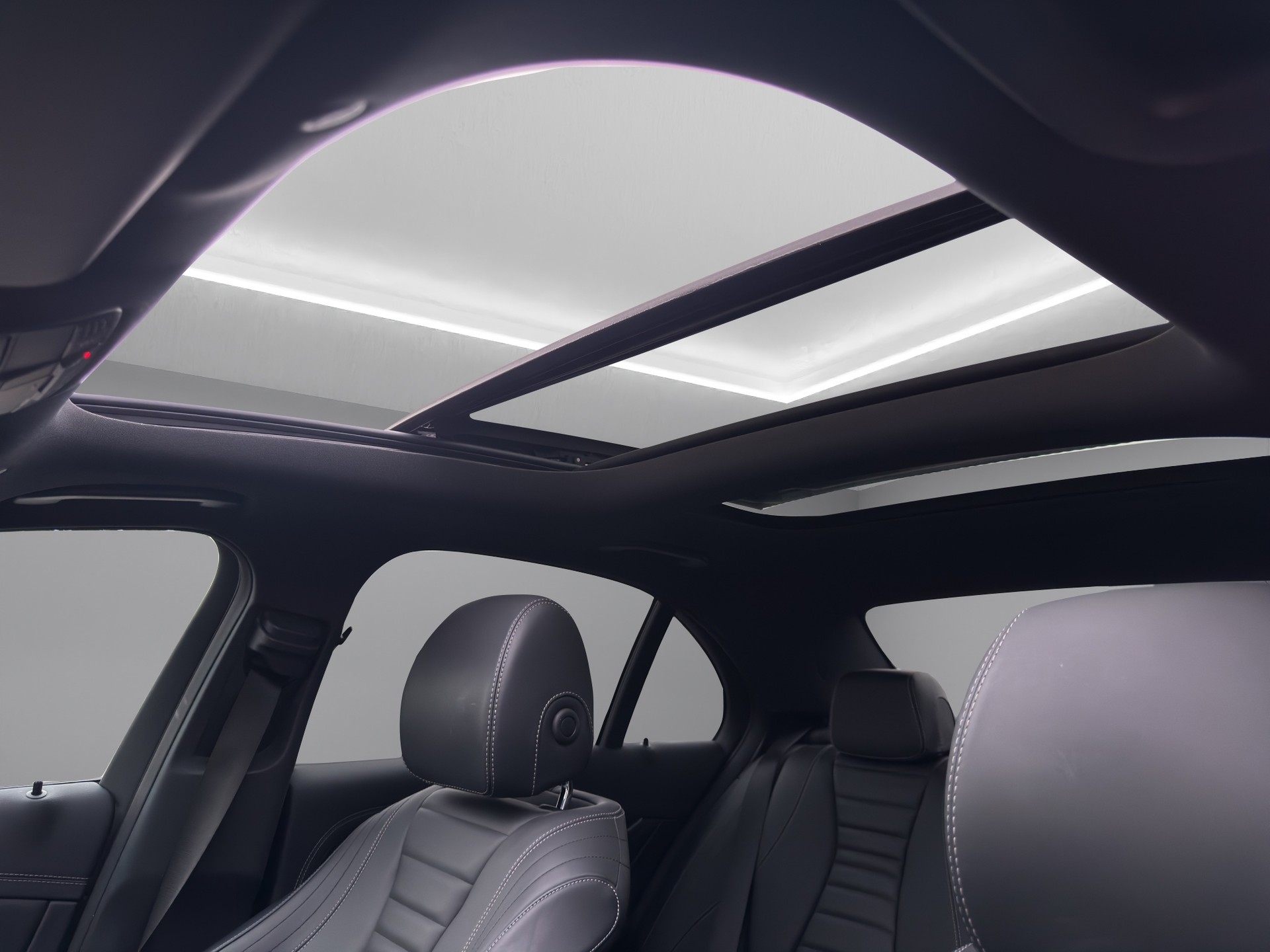 MERCEDES-BENZ E 220 d Exclusive 4Matic 9G-Tronic-image-16