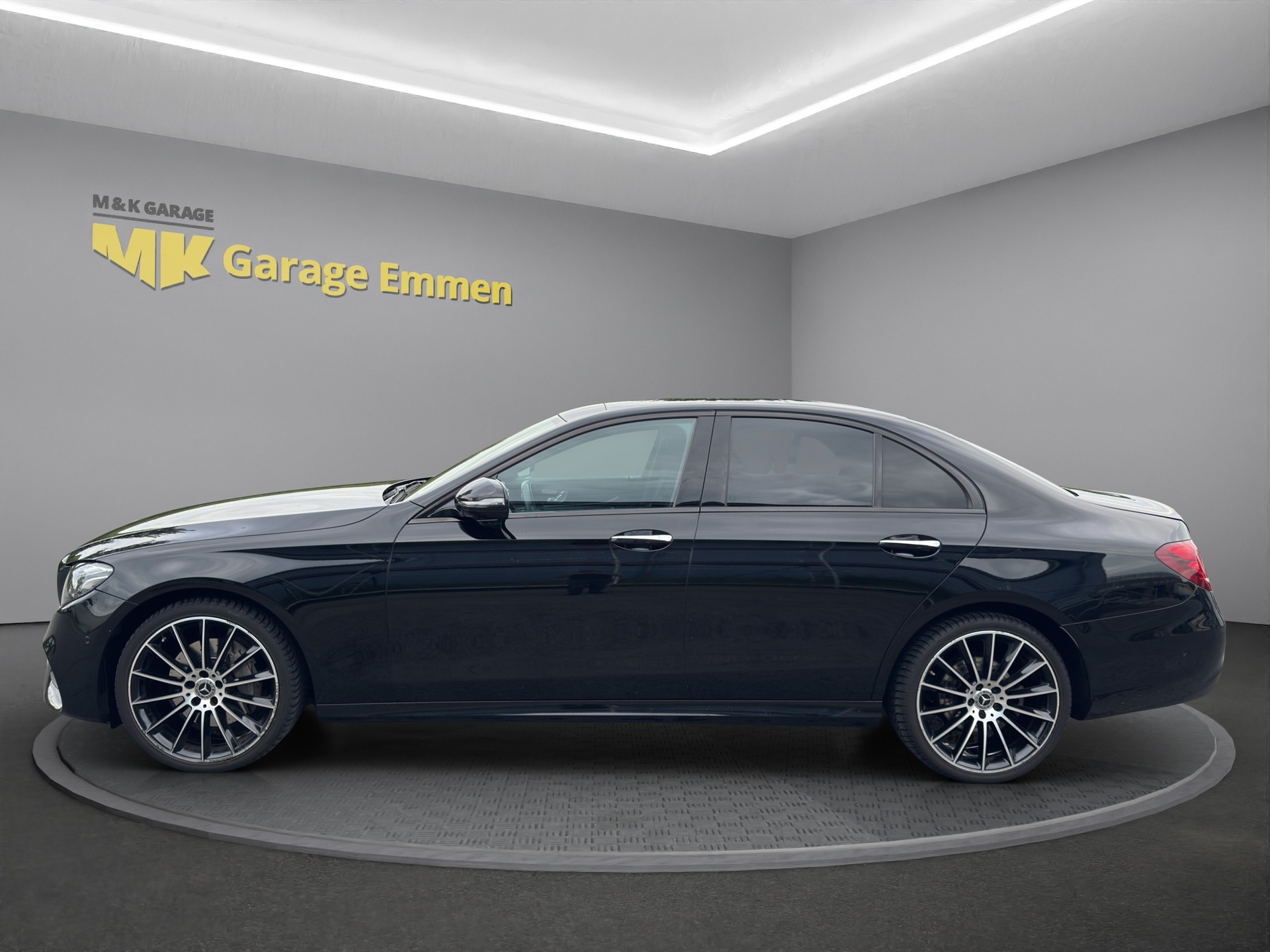 MERCEDES-BENZ E 220 d Exclusive 4Matic 9G-Tronic-showroom-element-1