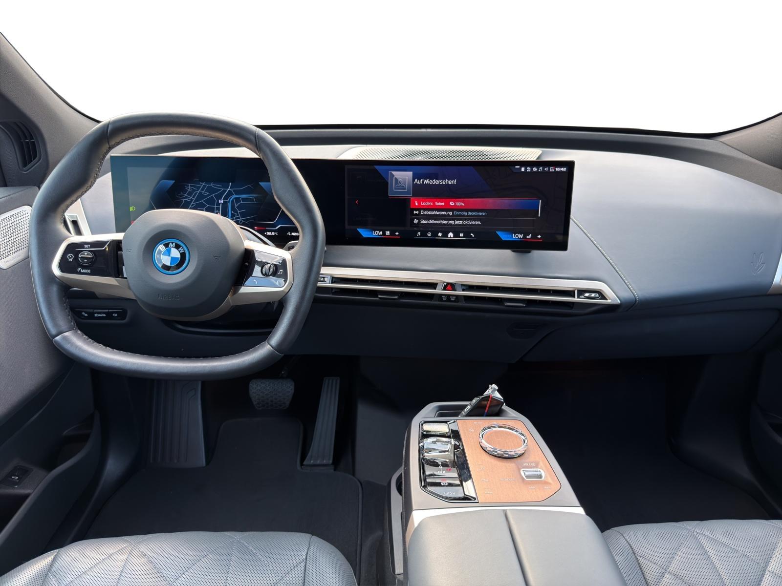 BMW iX M60-image-12