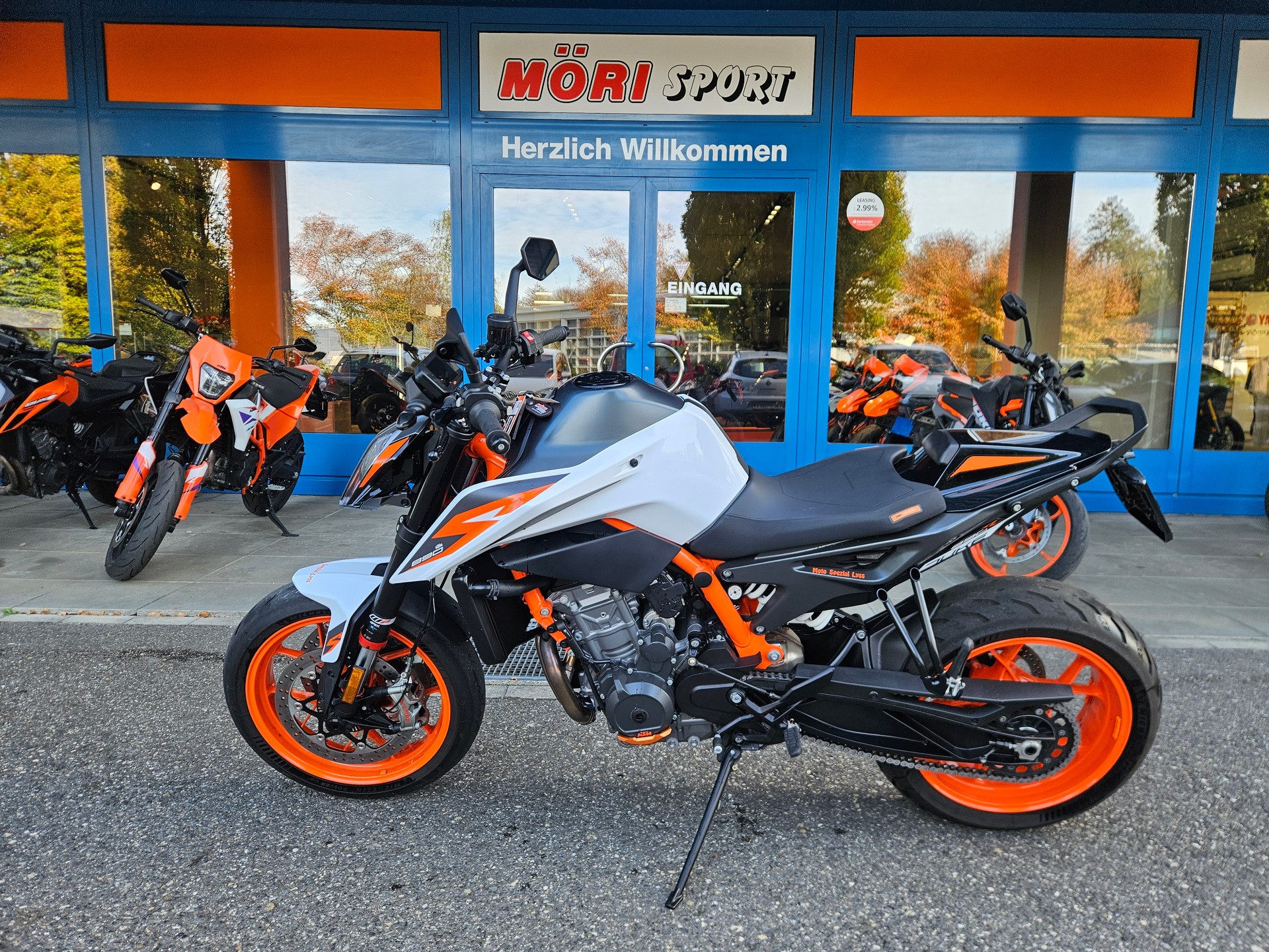 KTM 890 Duke R-showroom-element-3