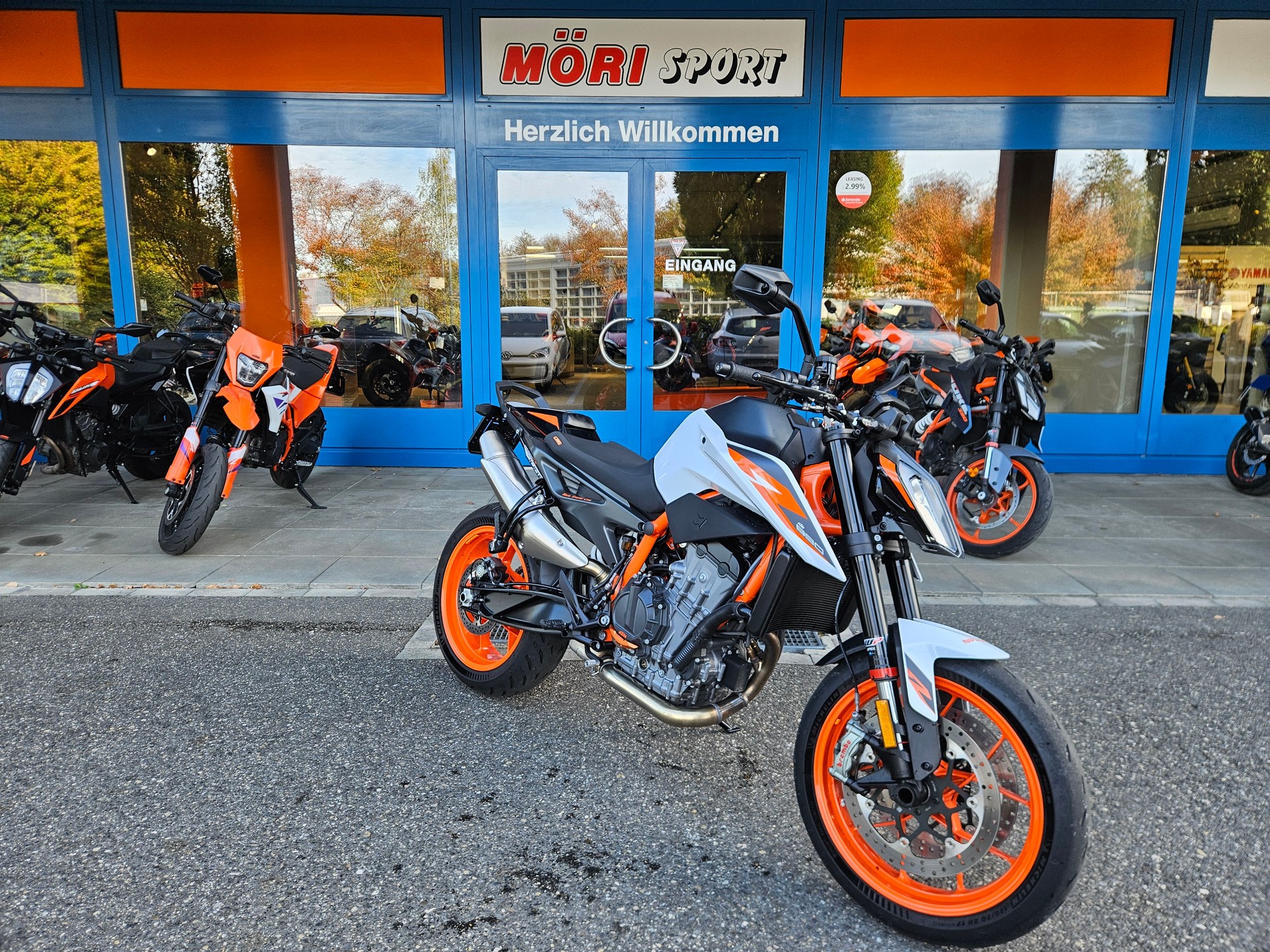 KTM 890 Duke R-showroom-element-1
