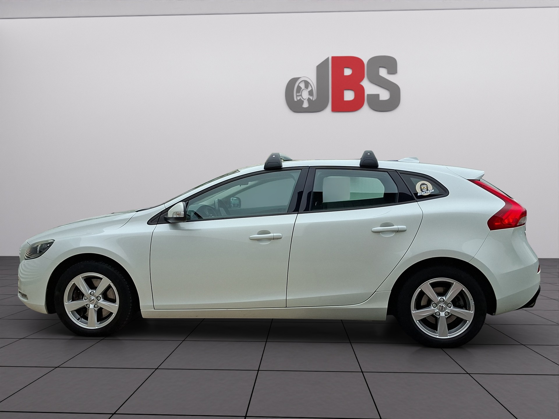 VOLVO V40 D3 Kinetic-showroom-element-1