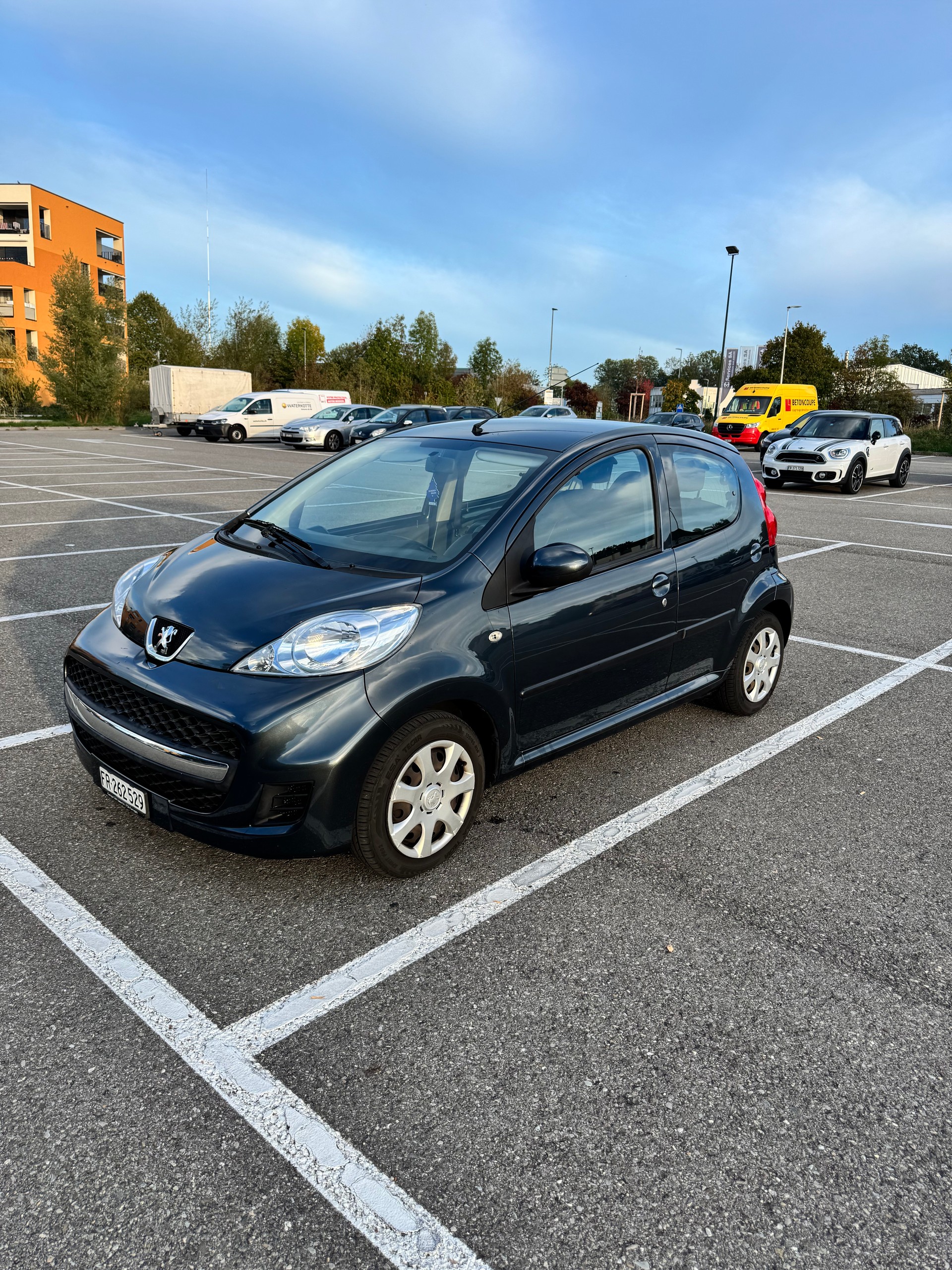 PEUGEOT 107 1.0 Trendy-image-1