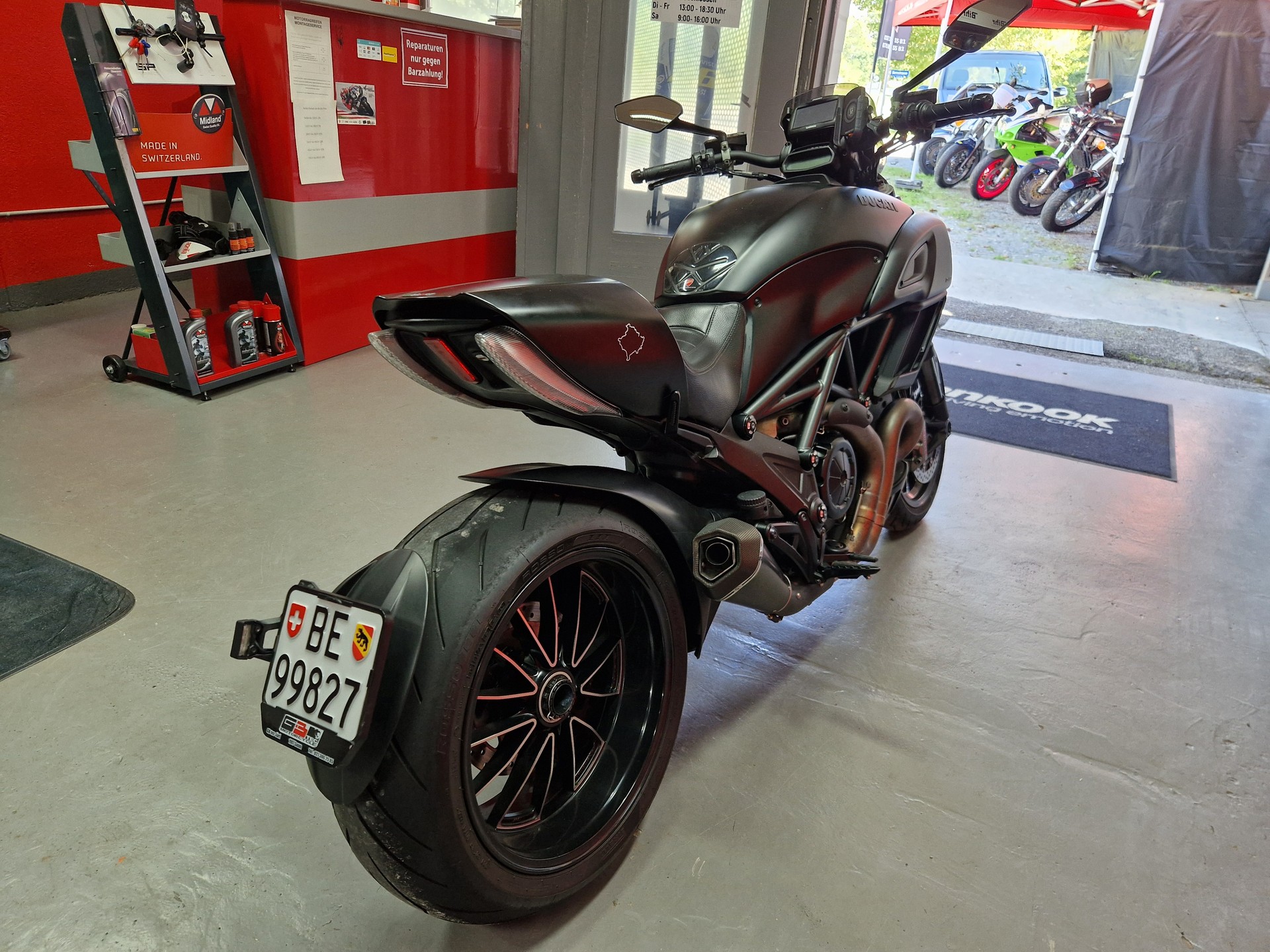 DUCATI Diavel 1200 Carbon red-image-2