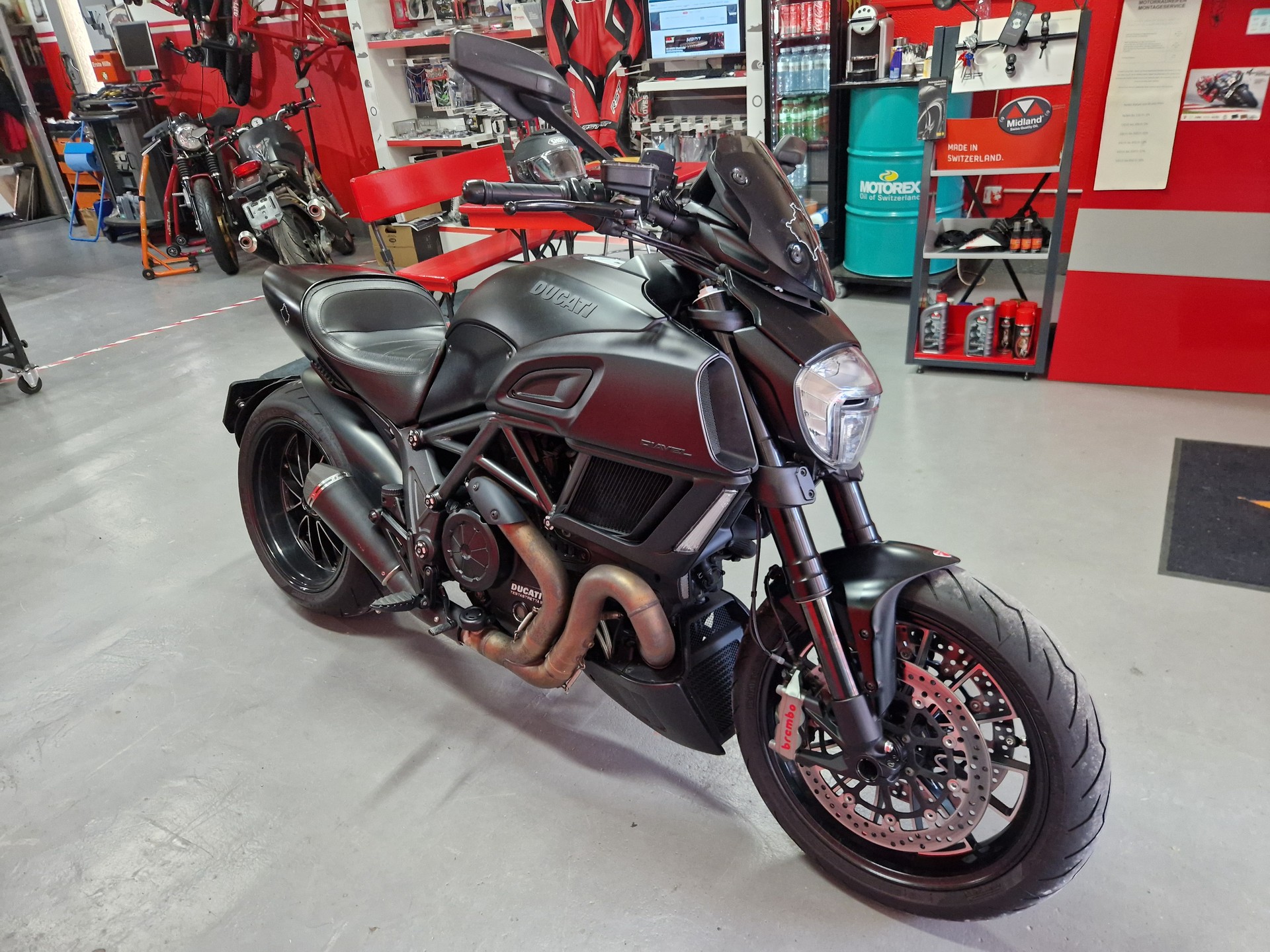 DUCATI Diavel 1200 Carbon red