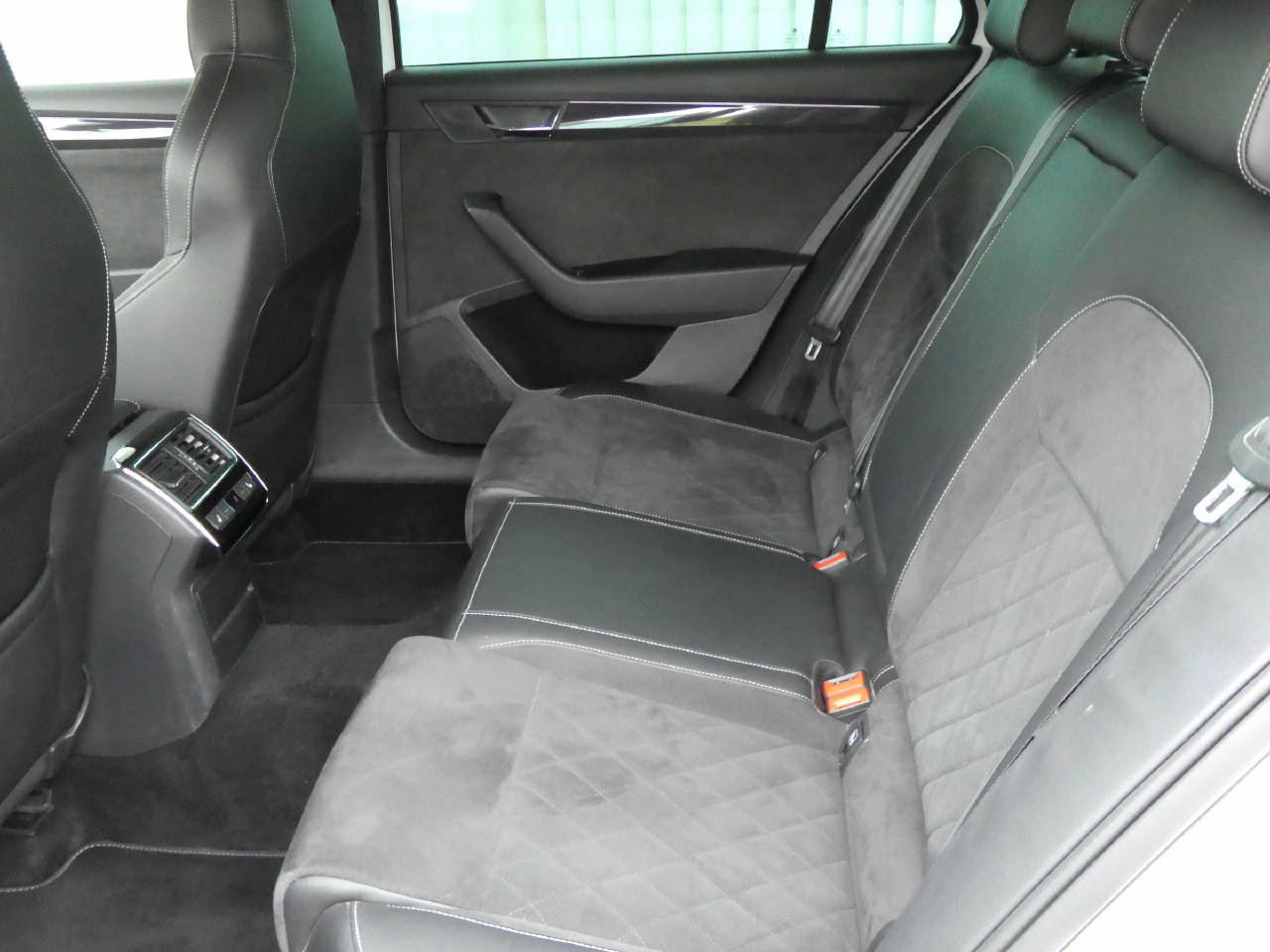 SKODA Superb Combi 2.0 TDI 190 SportLine+ 4x4 DSG-image-10