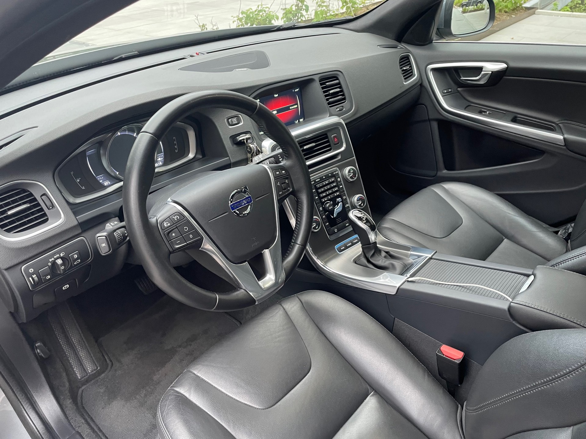 VOLVO V60 D6 AWD Plug-in Hybrid Summum Geartronic-image-6