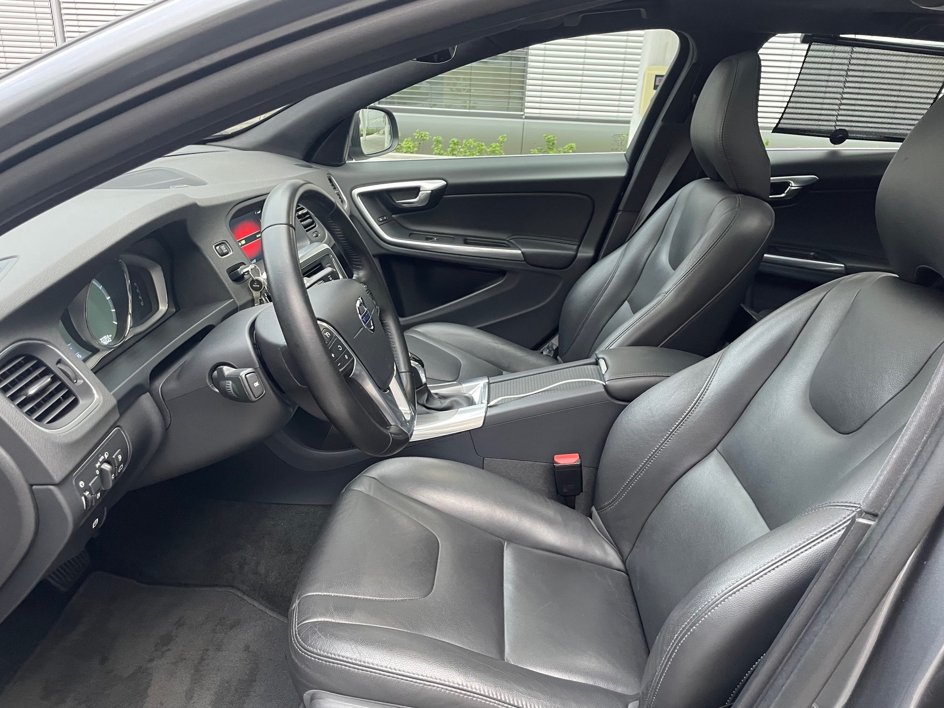 VOLVO V60 D6 AWD Plug-in Hybrid Summum Geartronic-image-9