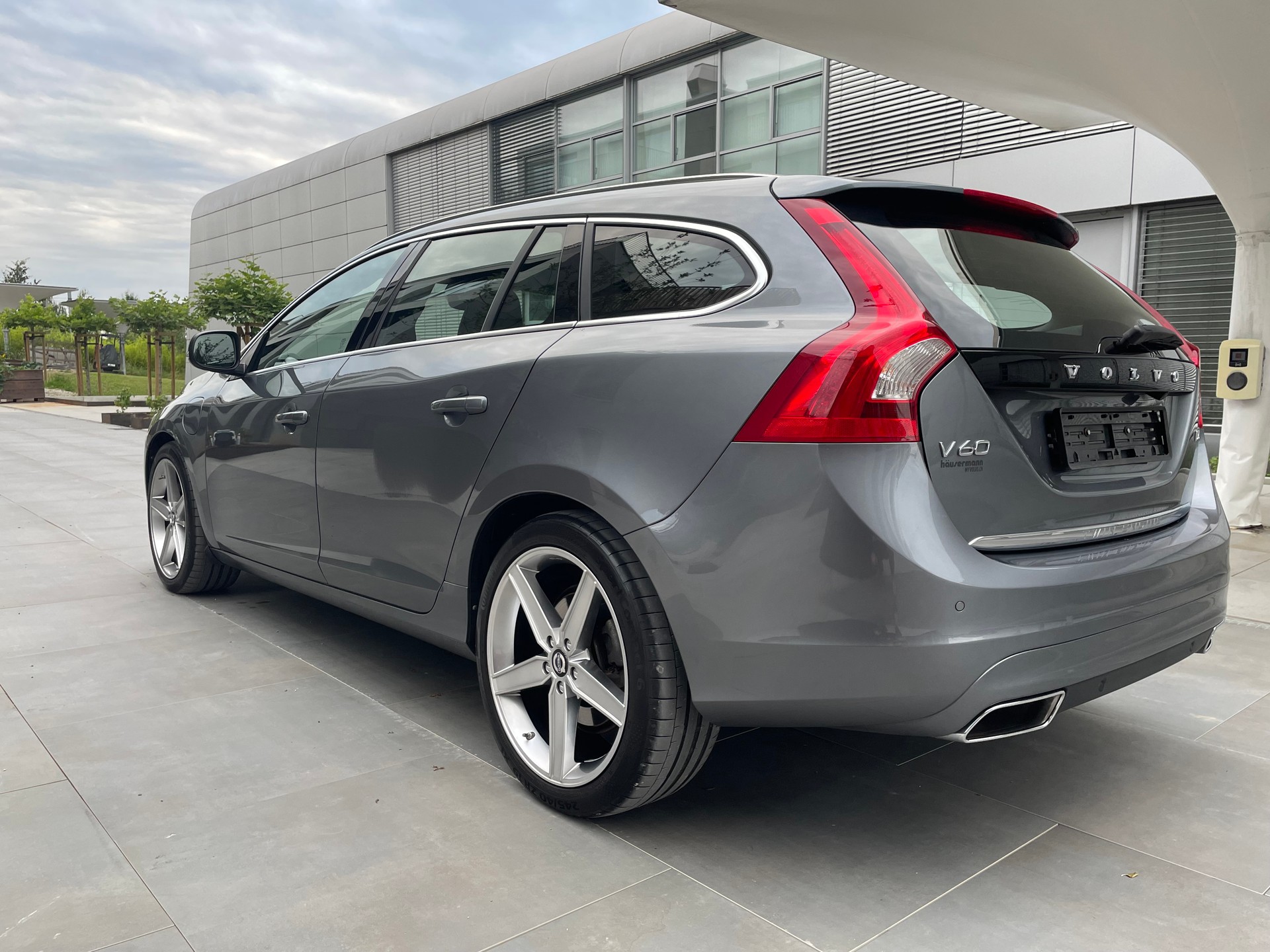 VOLVO 2.4 D6 Summum Pl.Hyb.-image-4
