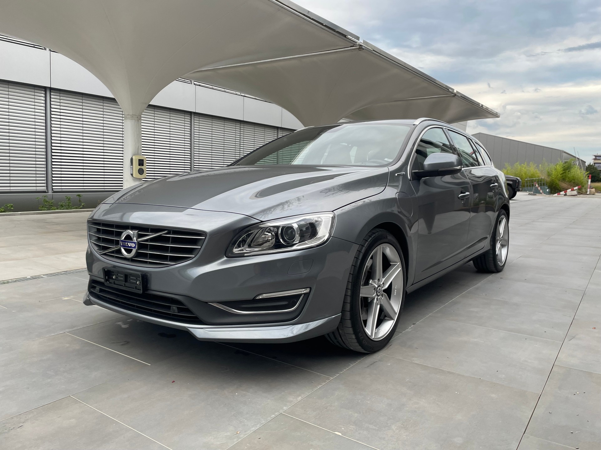 VOLVO 2.4 D6 Summum Pl.Hyb.-image-1