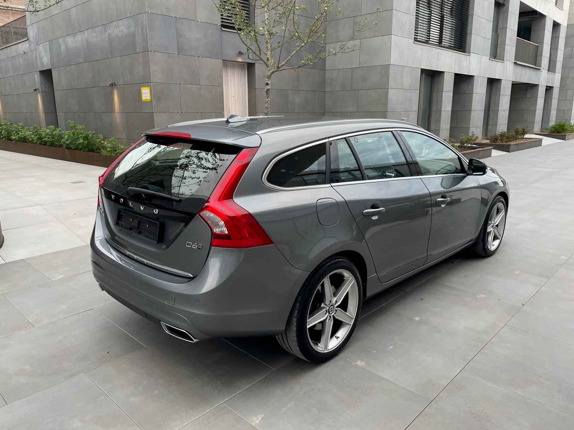 VOLVO V60 D6 AWD Plug-in Hybrid Summum Geartronic-image-3