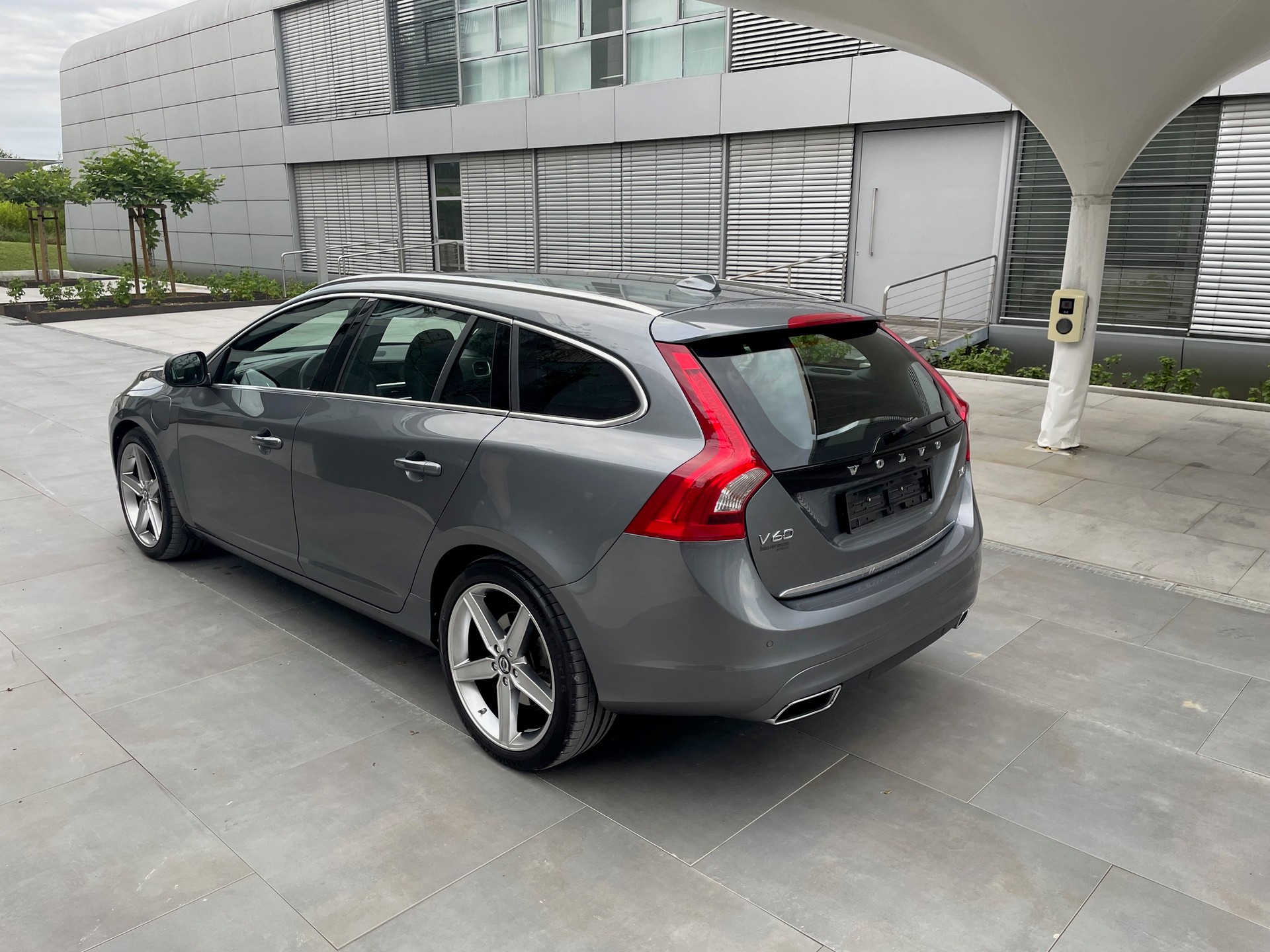 VOLVO V60 D6 AWD Plug-in Hybrid Summum Geartronic-image-4