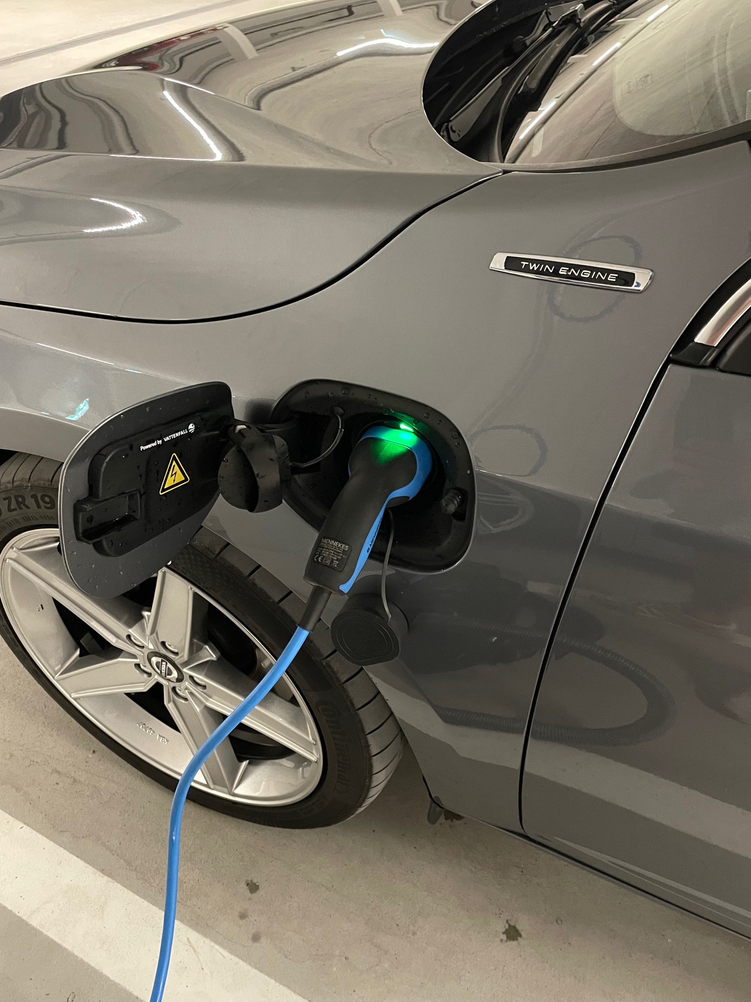 VOLVO V60 D6 AWD Plug-in Hybrid Summum Geartronic-image-5