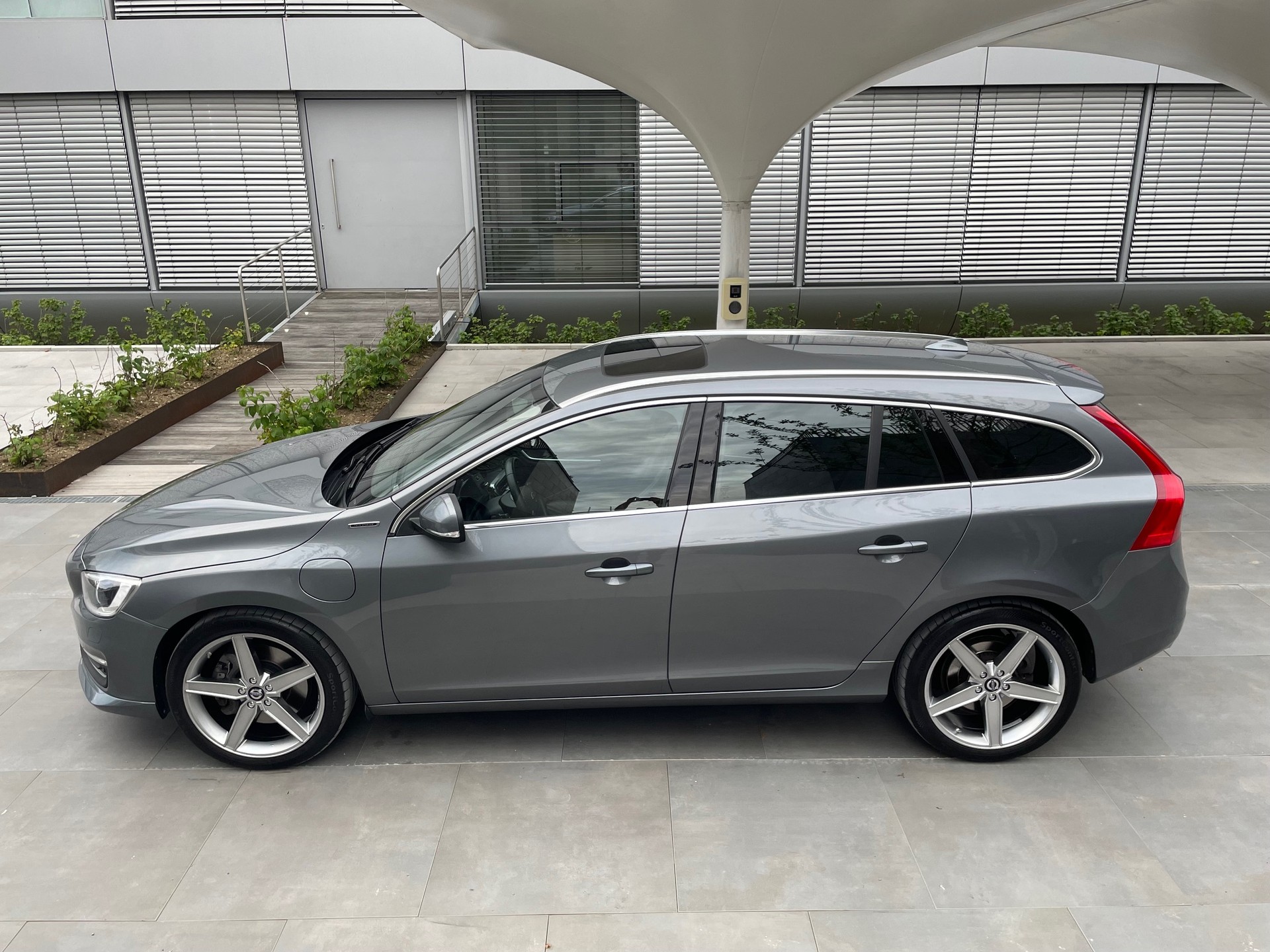 VOLVO V60 D6 AWD Plug-in Hybrid Summum Geartronic-image-1