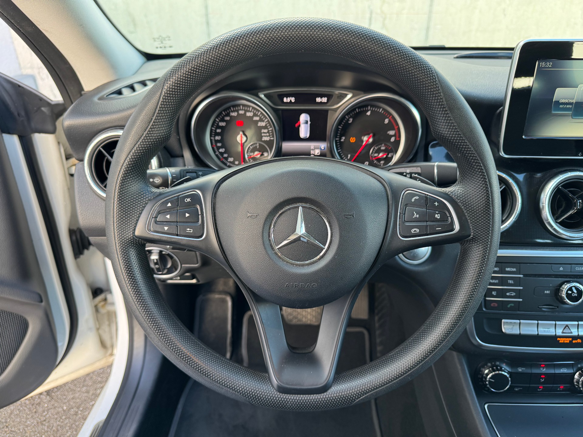 MERCEDES-BENZ CLA Shooting Br. 200 d Swiss Star Urban 4M 7G-DCT-image-25