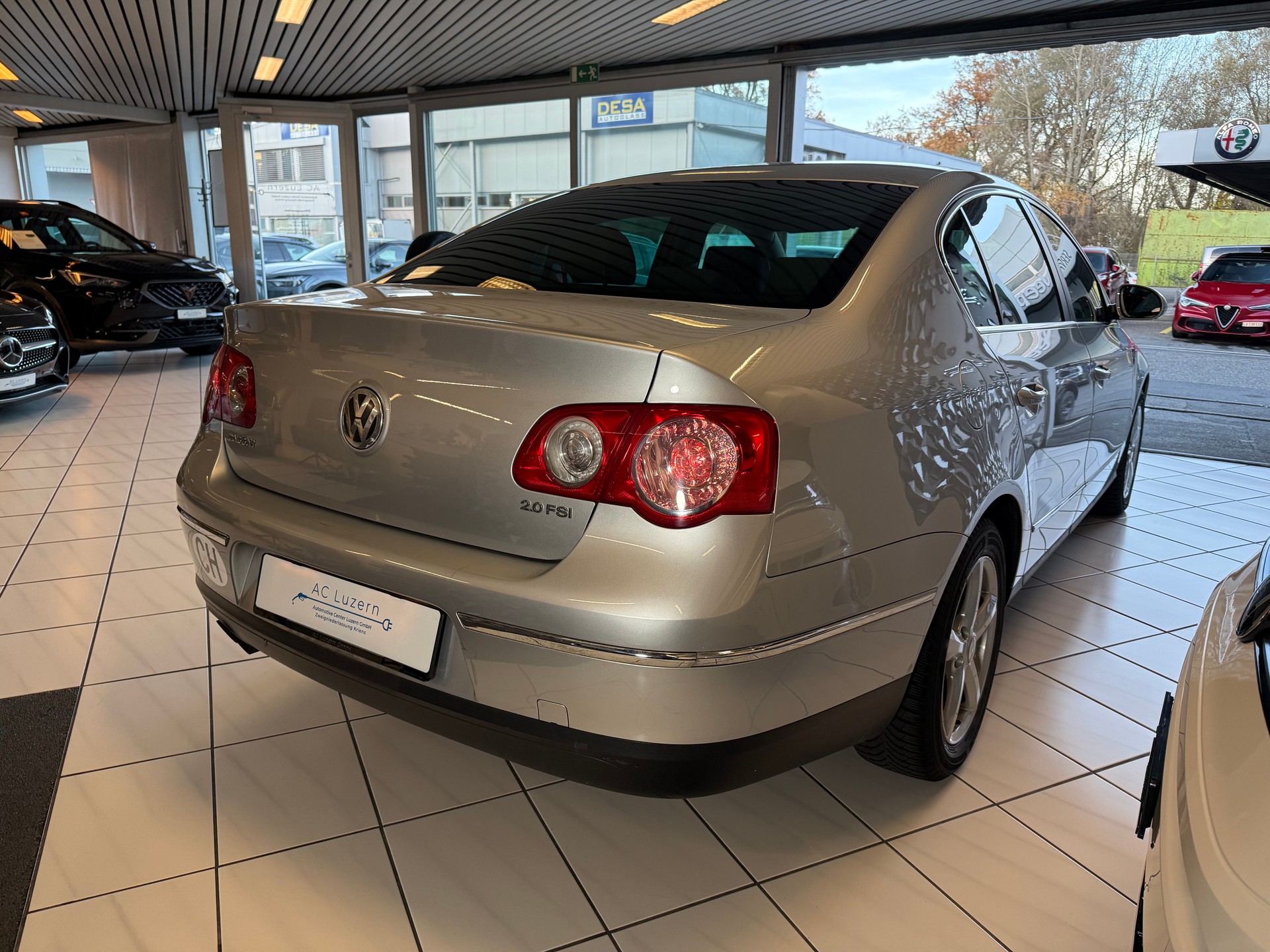 VW Passat 2.0 FSI Highline-showroom-element-2