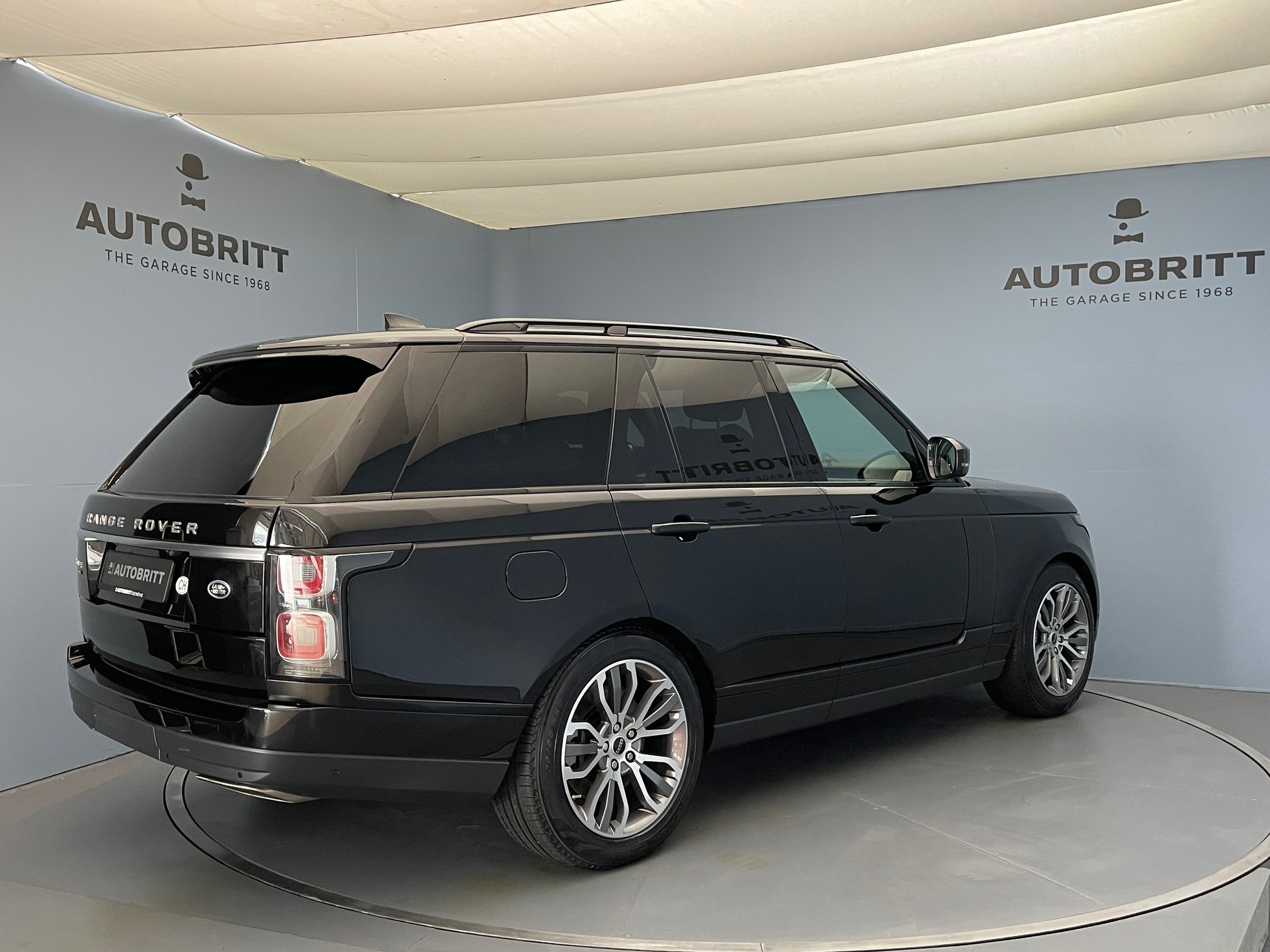LAND ROVER Range Rover 2.0 P400e Westminster-showroom-element-3