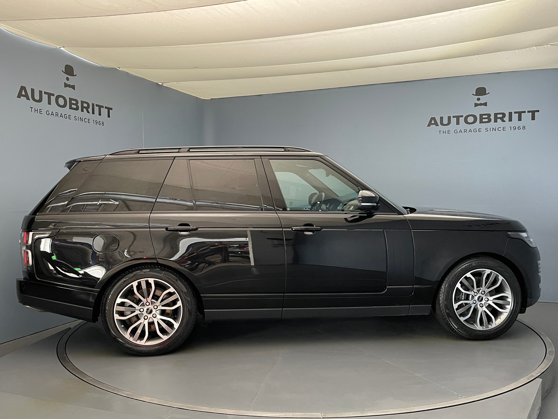 LAND ROVER Range Rover 2.0 P400e Westminster-showroom-element-2