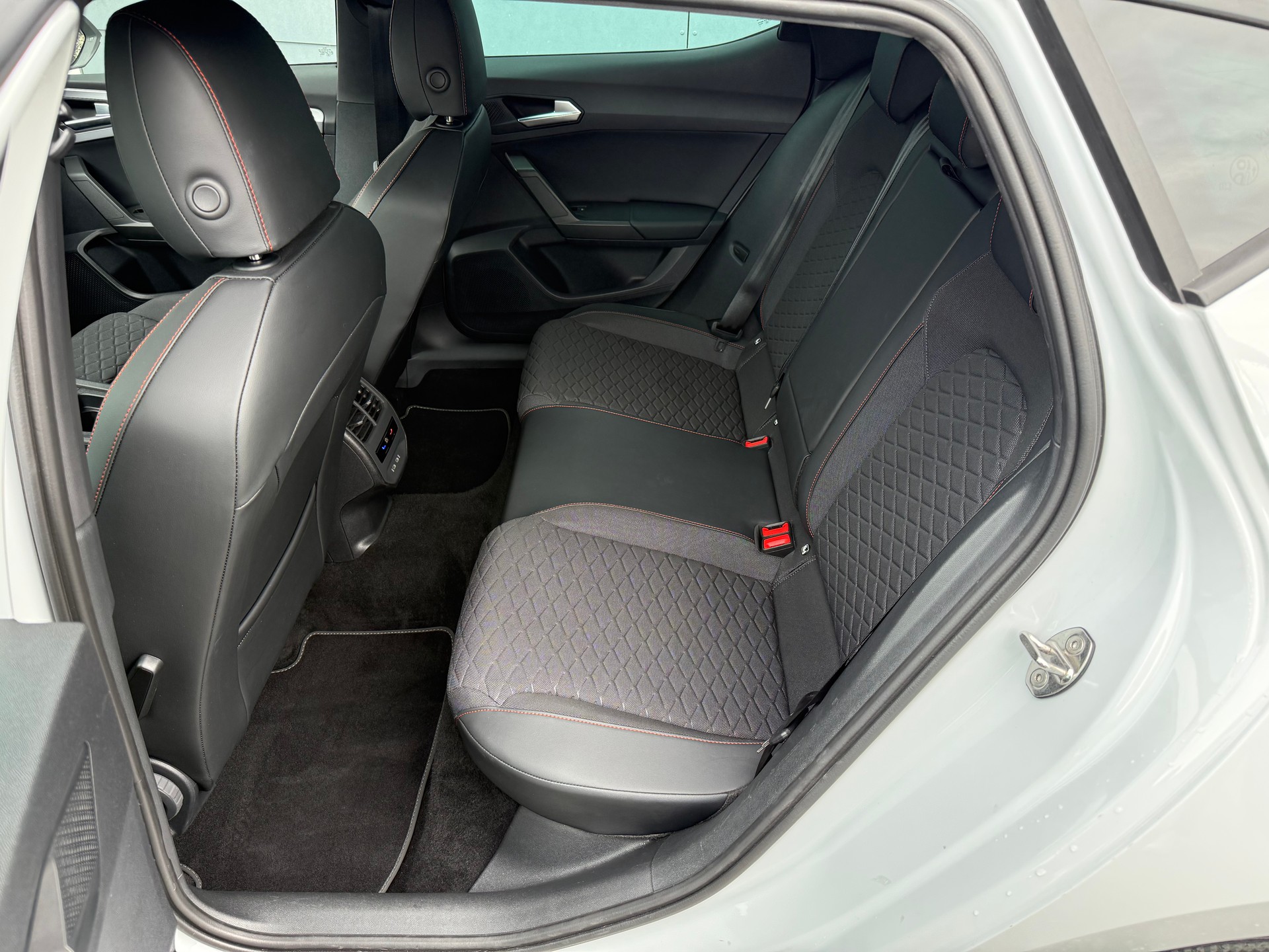 SEAT Leon 1.5 eTSI mHEV DSG FR °° 5 Jahre / 100'000 KM Garantie °°-image-12