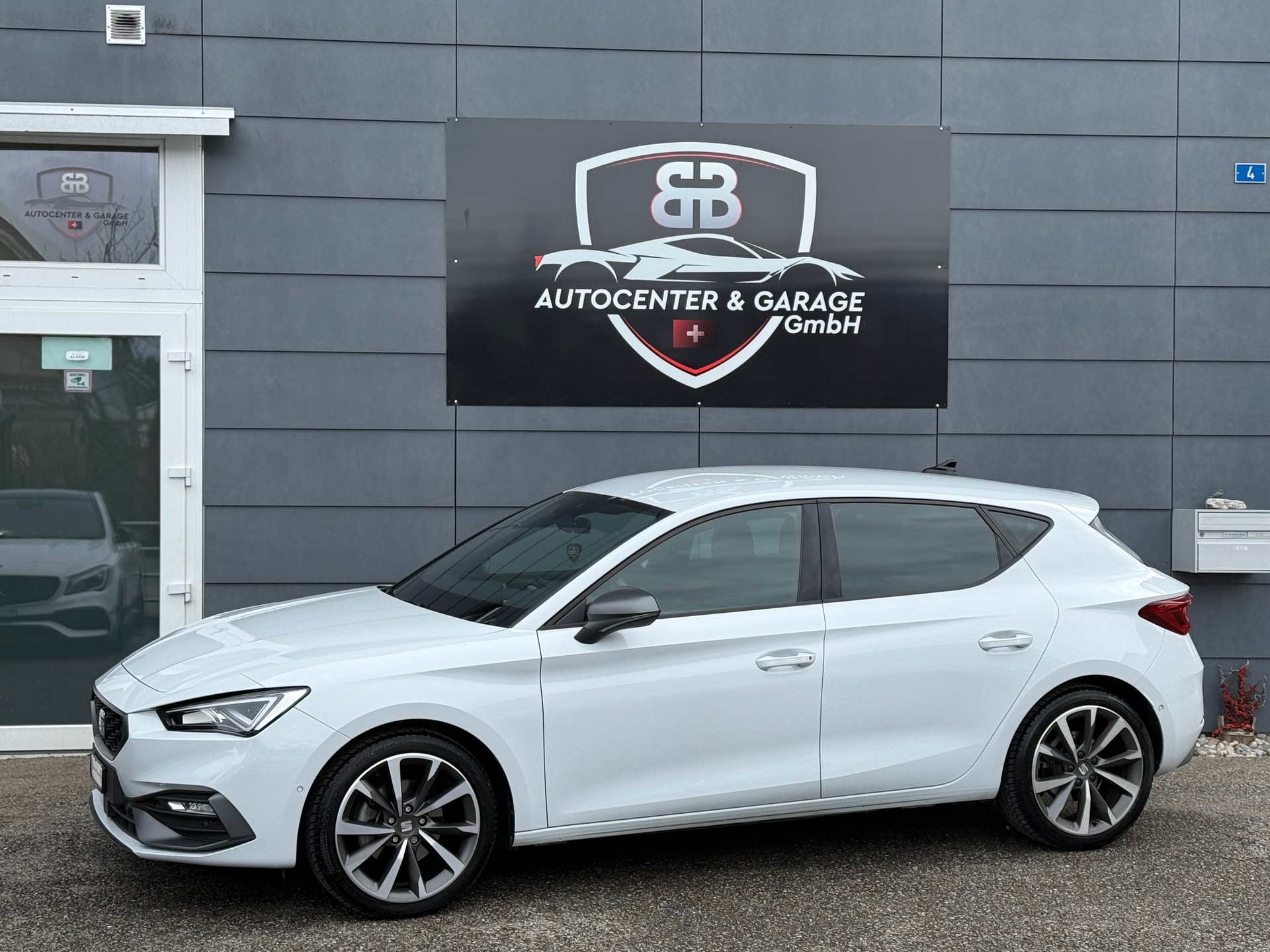 SEAT Leon 1.5 eTSI mHEV DSG FR °° 5 Jahre / 100'000 KM Garantie °°-showroom-element-3