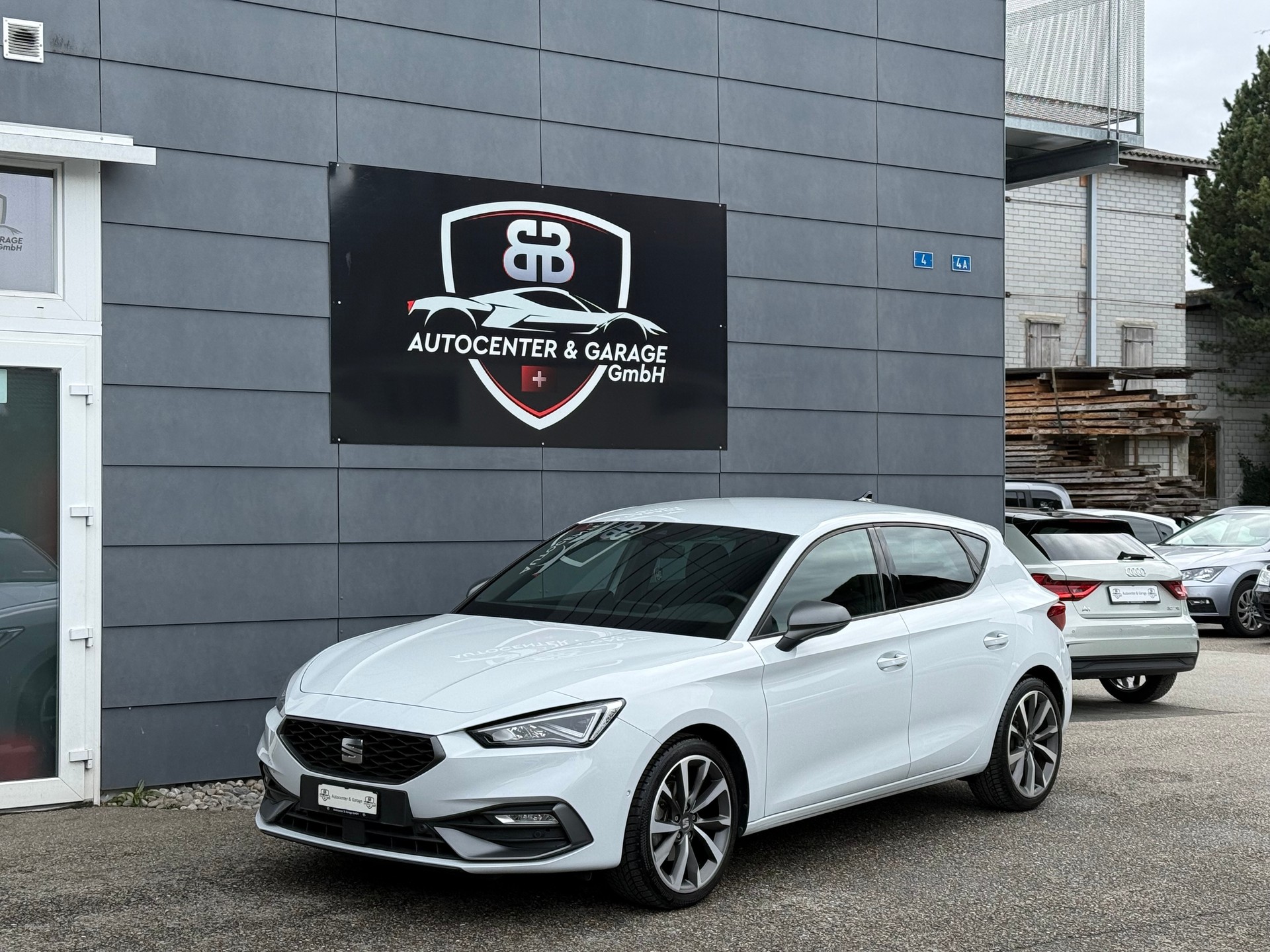 SEAT Leon 1.5 eTSI mHEV DSG FR °° 5 Jahre / 100'000 KM Garantie °°-showroom-element-1