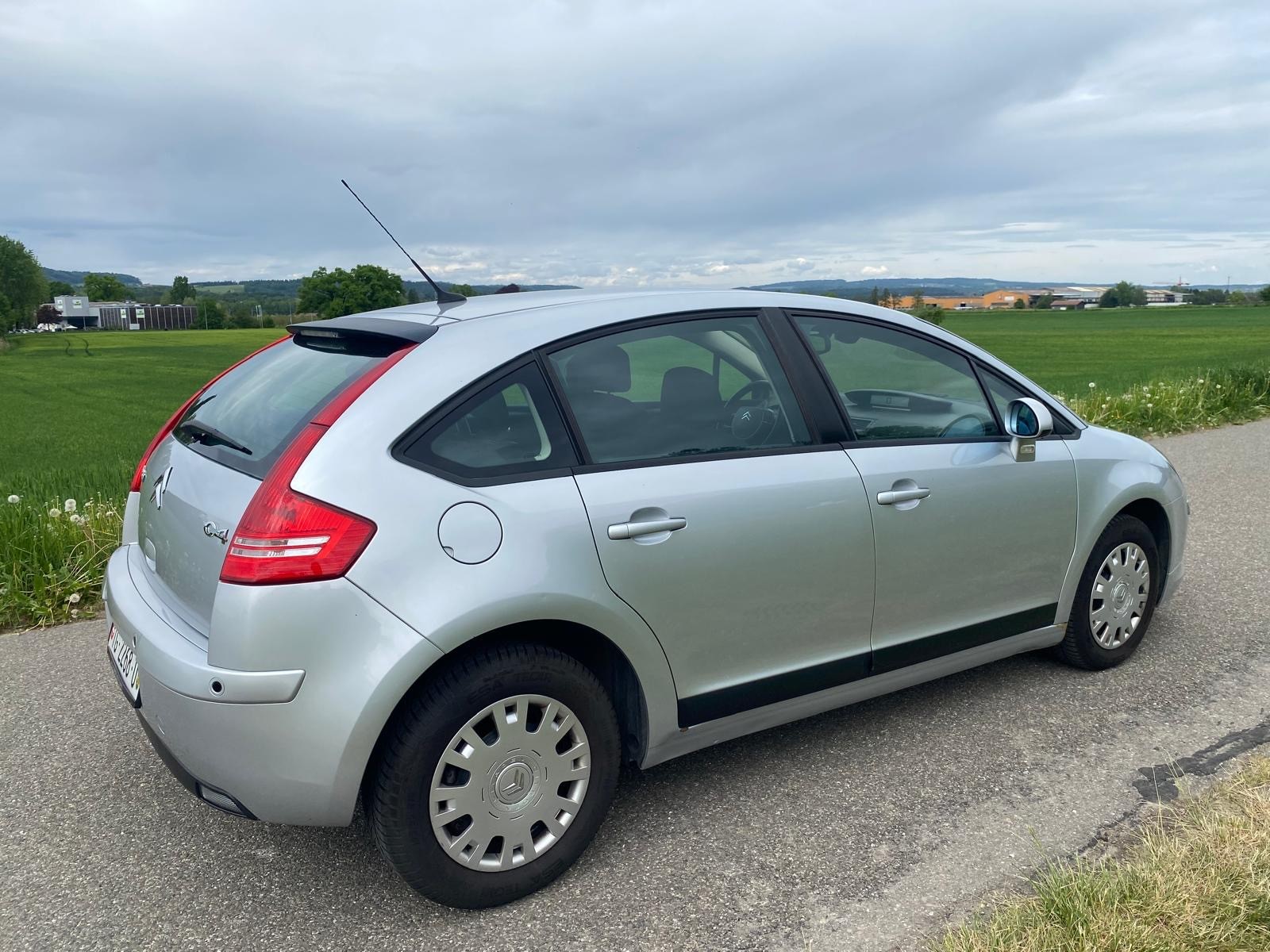 CITROEN C4 Berline 1.6i 16V VTR-image-5