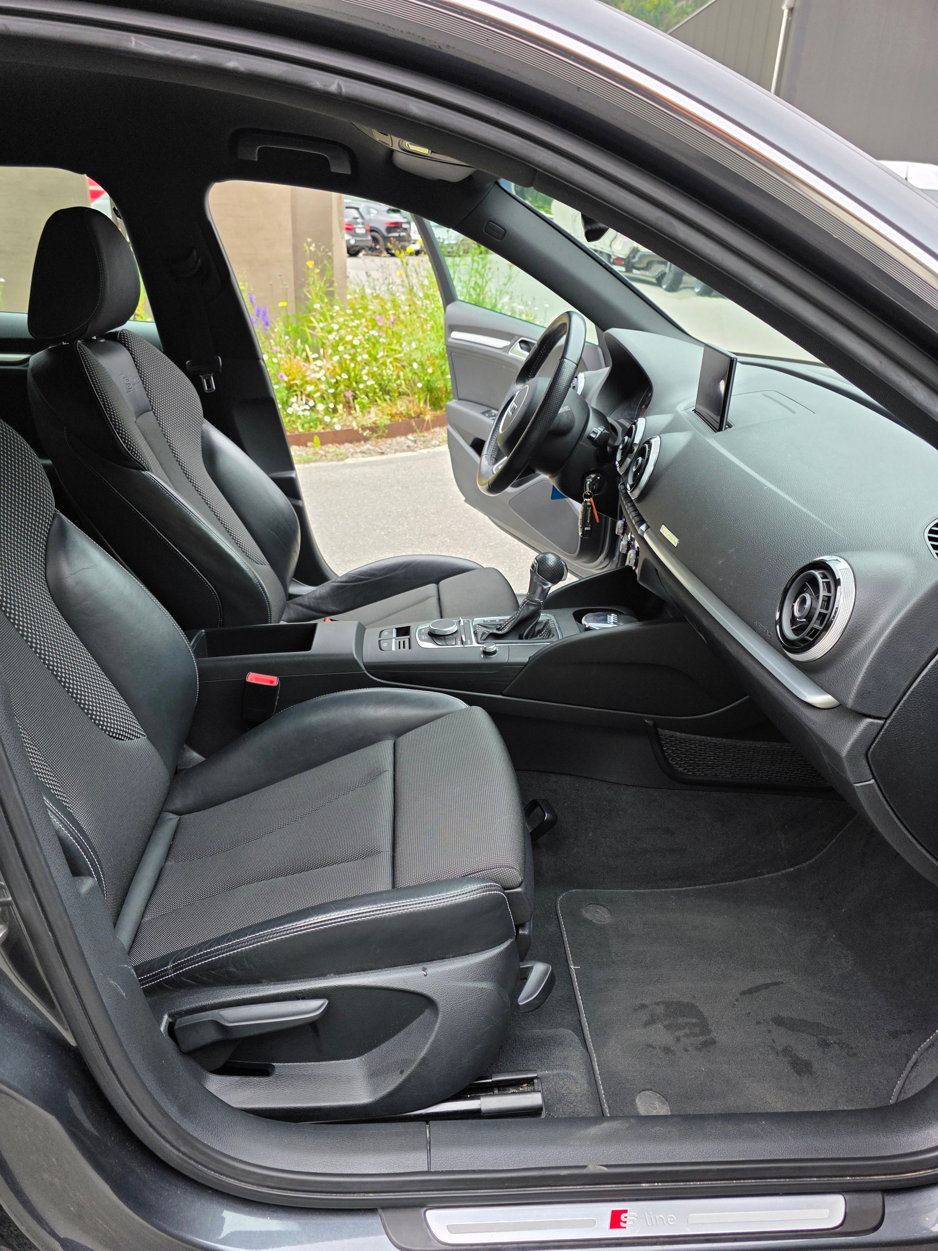 AUDI A3 Sportback 1.8 TFSI Attraction quattro S-tronic-image-12