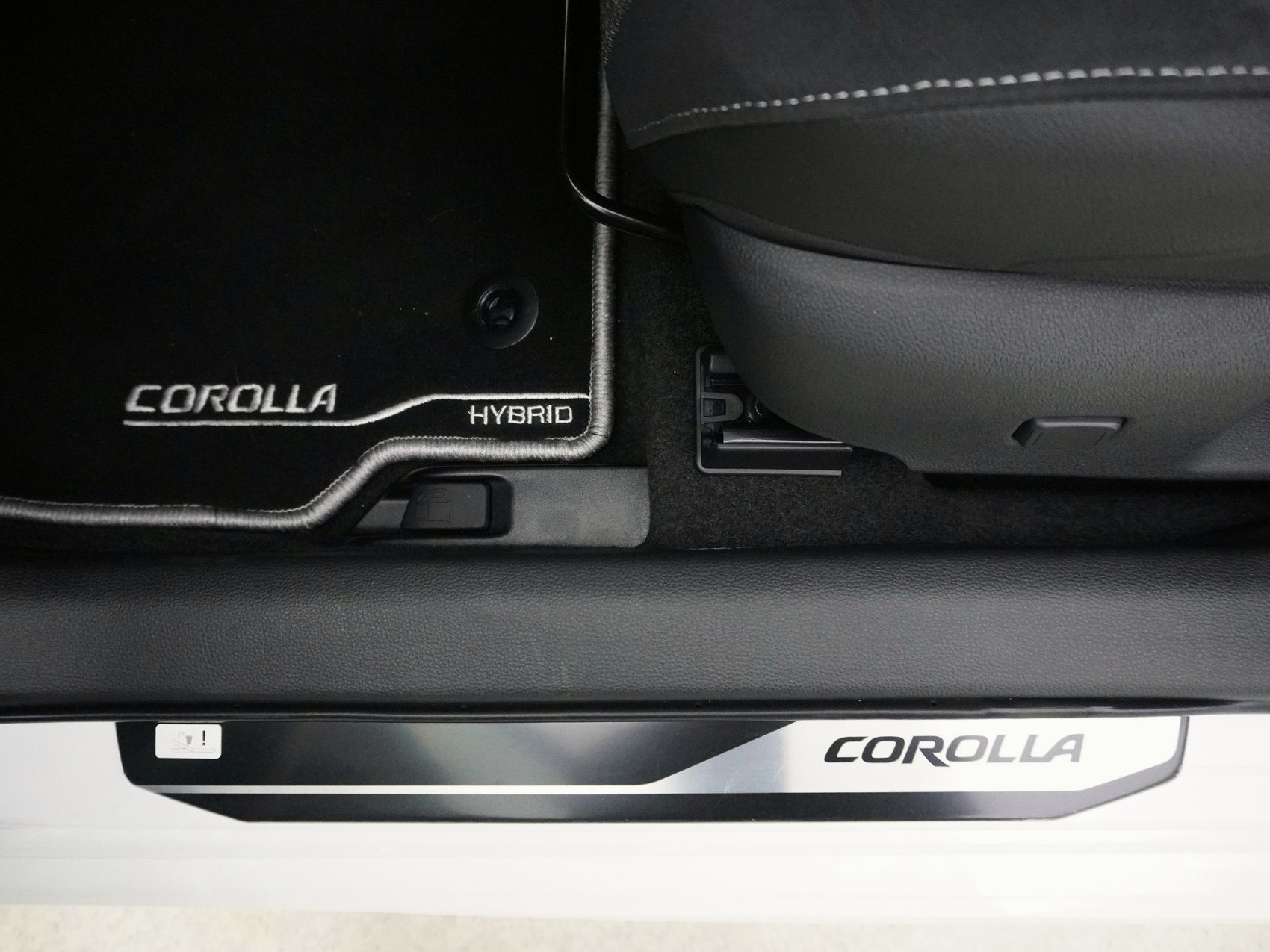 TOYOTA Corolla 2.0 HSD Trend ** Trend Plus **-image-19