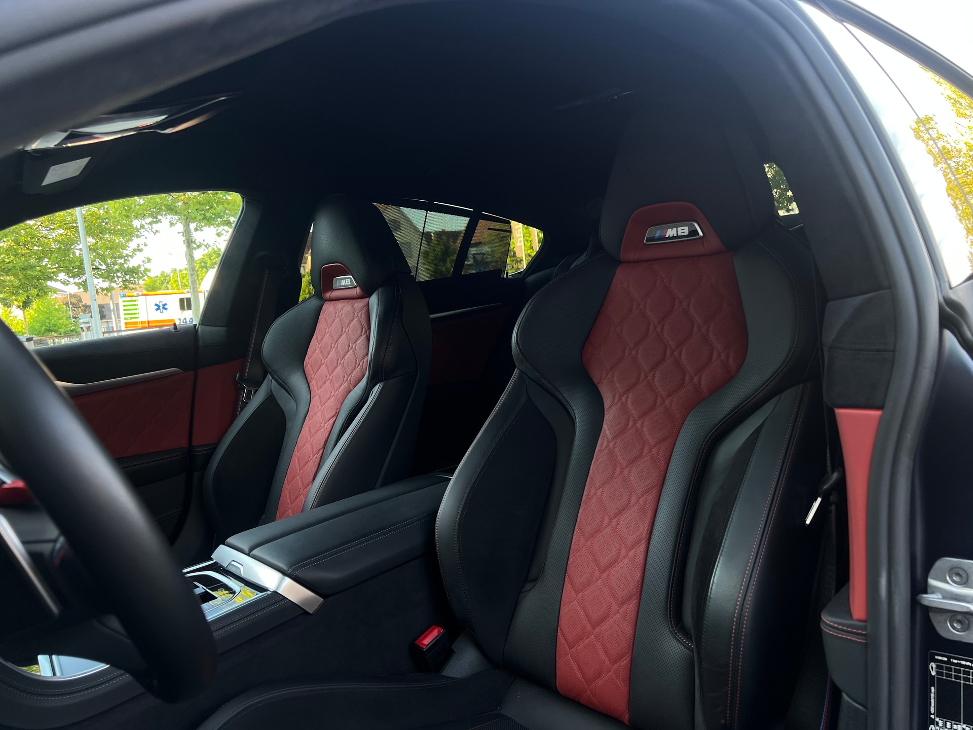 BMW M8 xDrive M Competition Steptronic-image-3