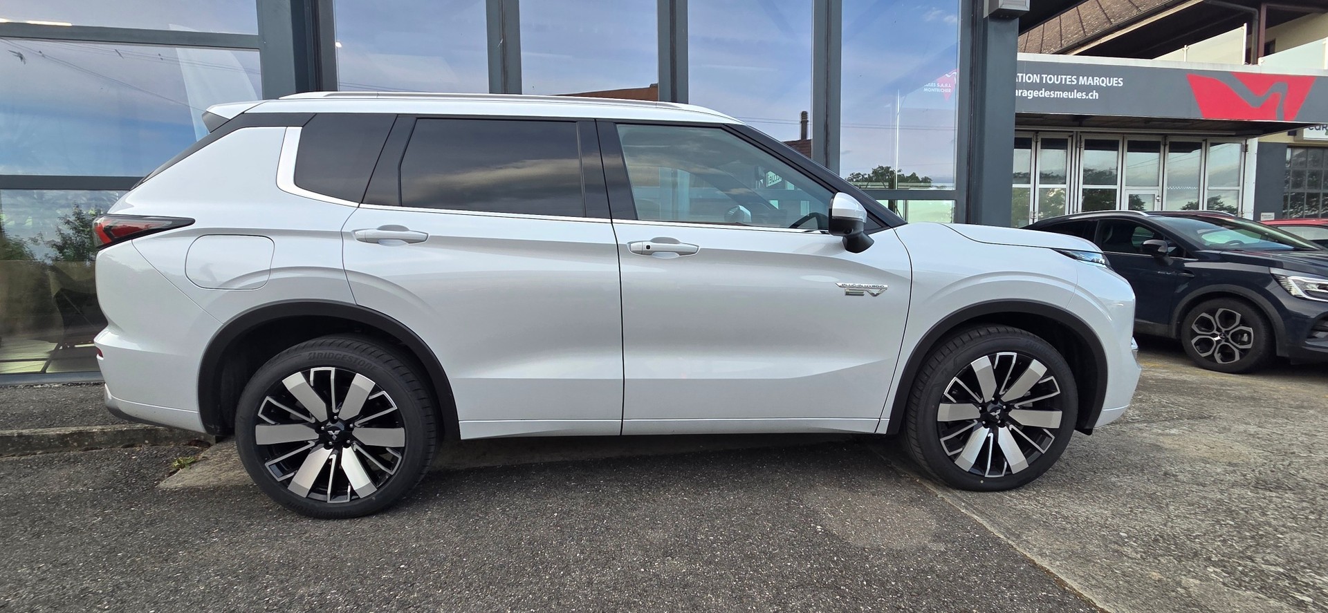 MITSUBISHI Outlander 2.4 PHEV Instyle+ 4WD Automatic-image-2