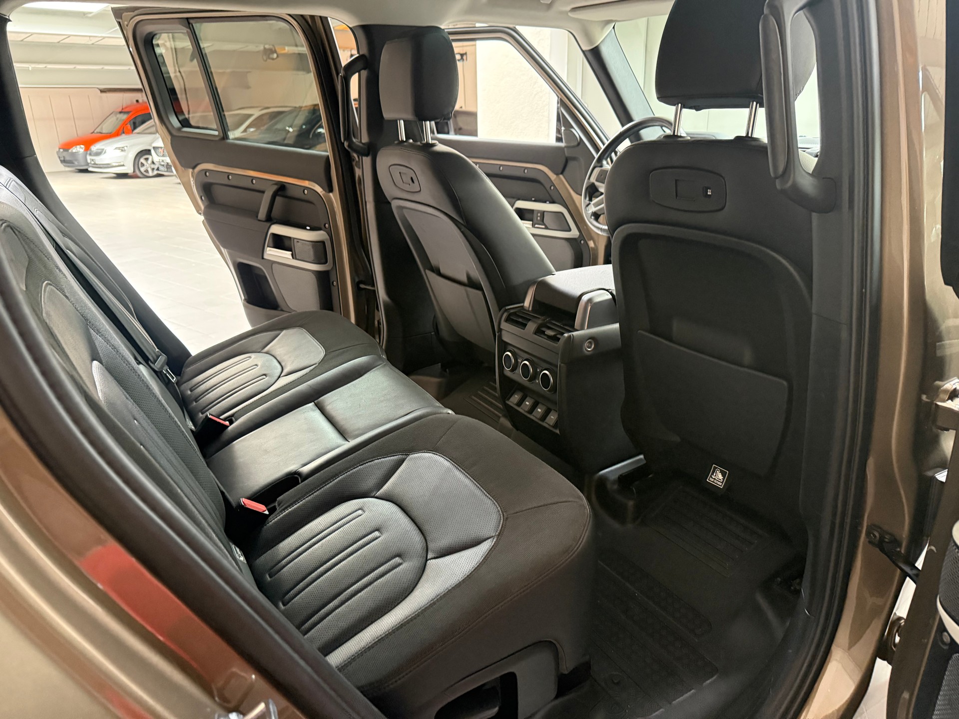 LAND ROVER Defender 110 D240 SD4 First Edition AT8 7 Plätzer-image-17
