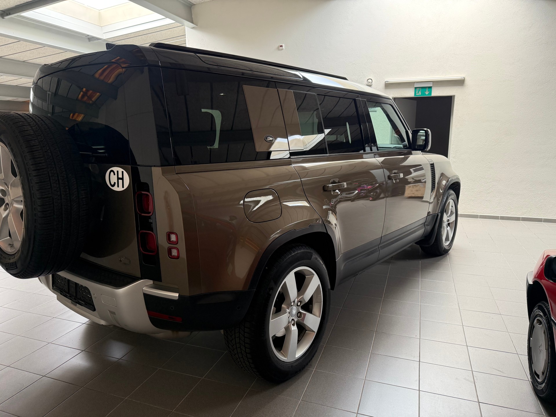 LAND ROVER Defender 110 D240 SD4 First Edition AT8 7 Plätzer-image-8