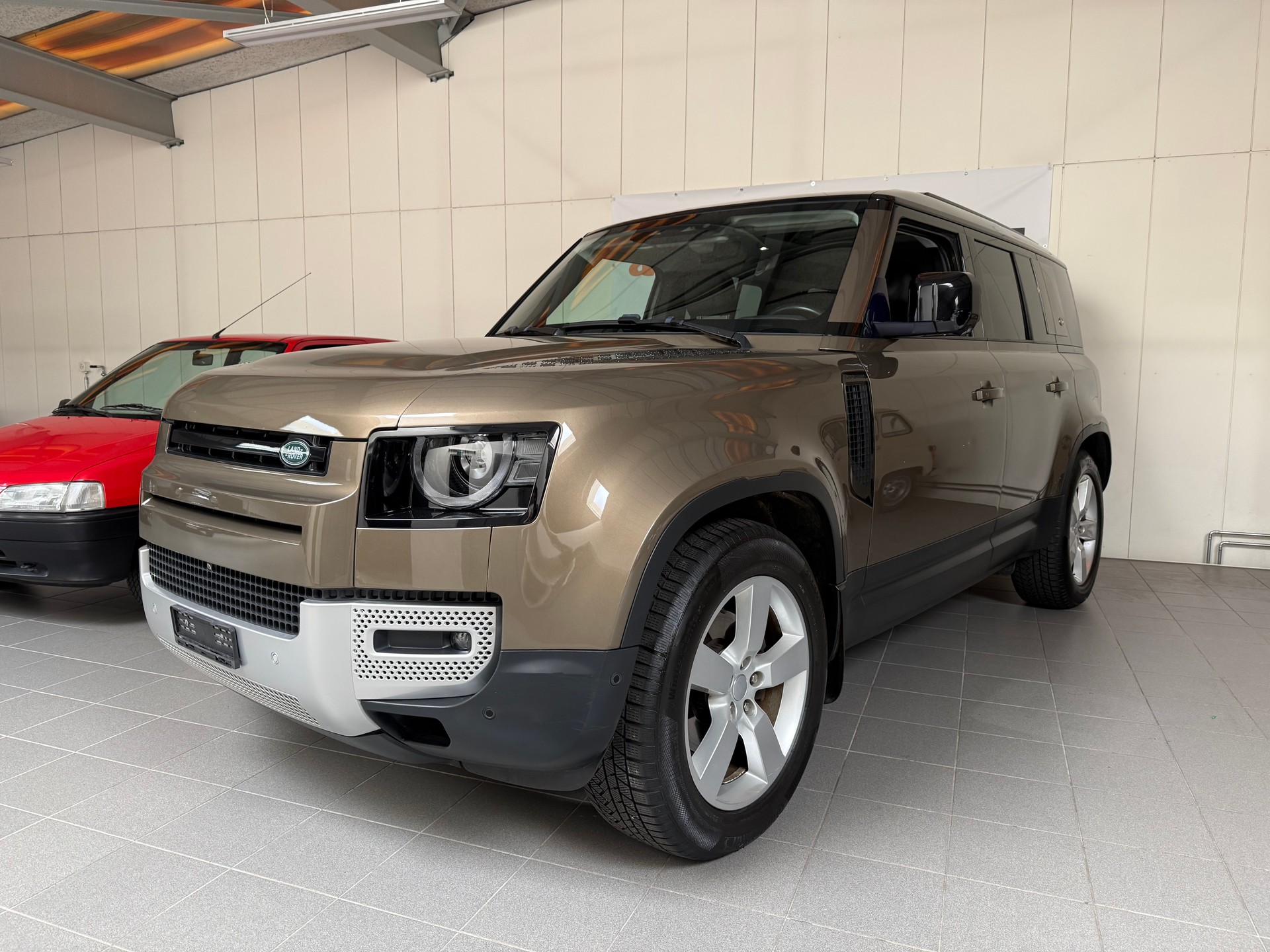 LAND ROVER Defender 110 D240 SD4 First Edition AT8 7 Plätzer-showroom-element-3