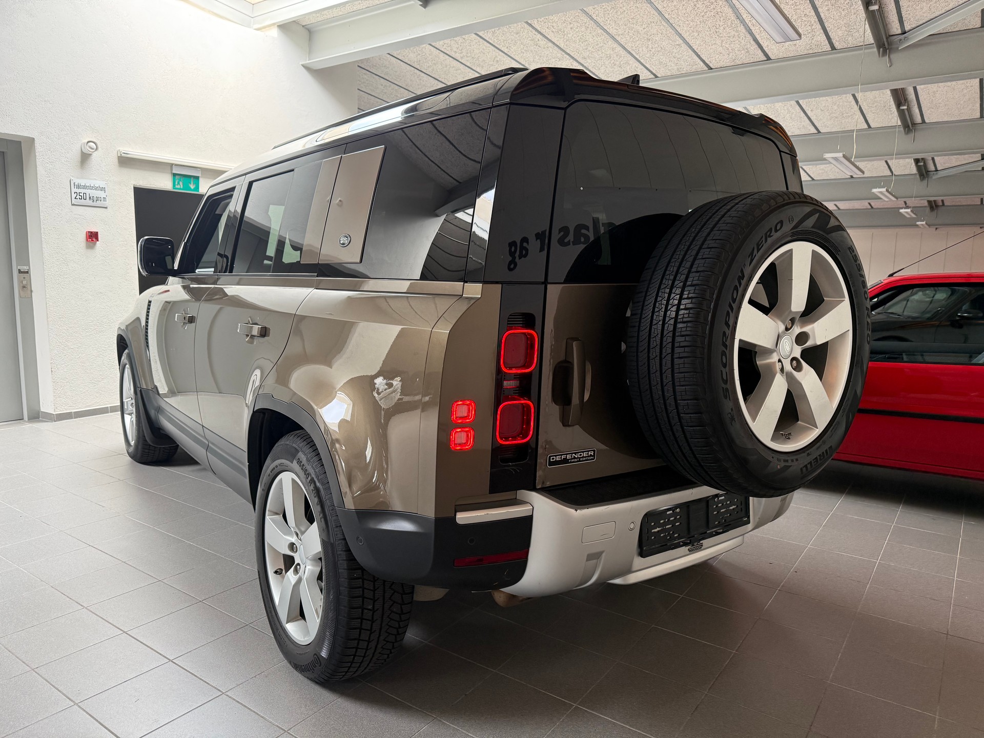 LAND ROVER Defender 110 D240 SD4 First Edition AT8 7 Plätzer-image-5