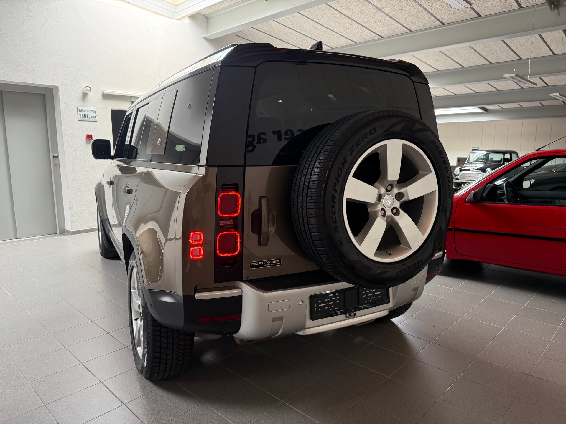 LAND ROVER Defender 110 D240 SD4 First Edition AT8 7 Plätzer-image-6