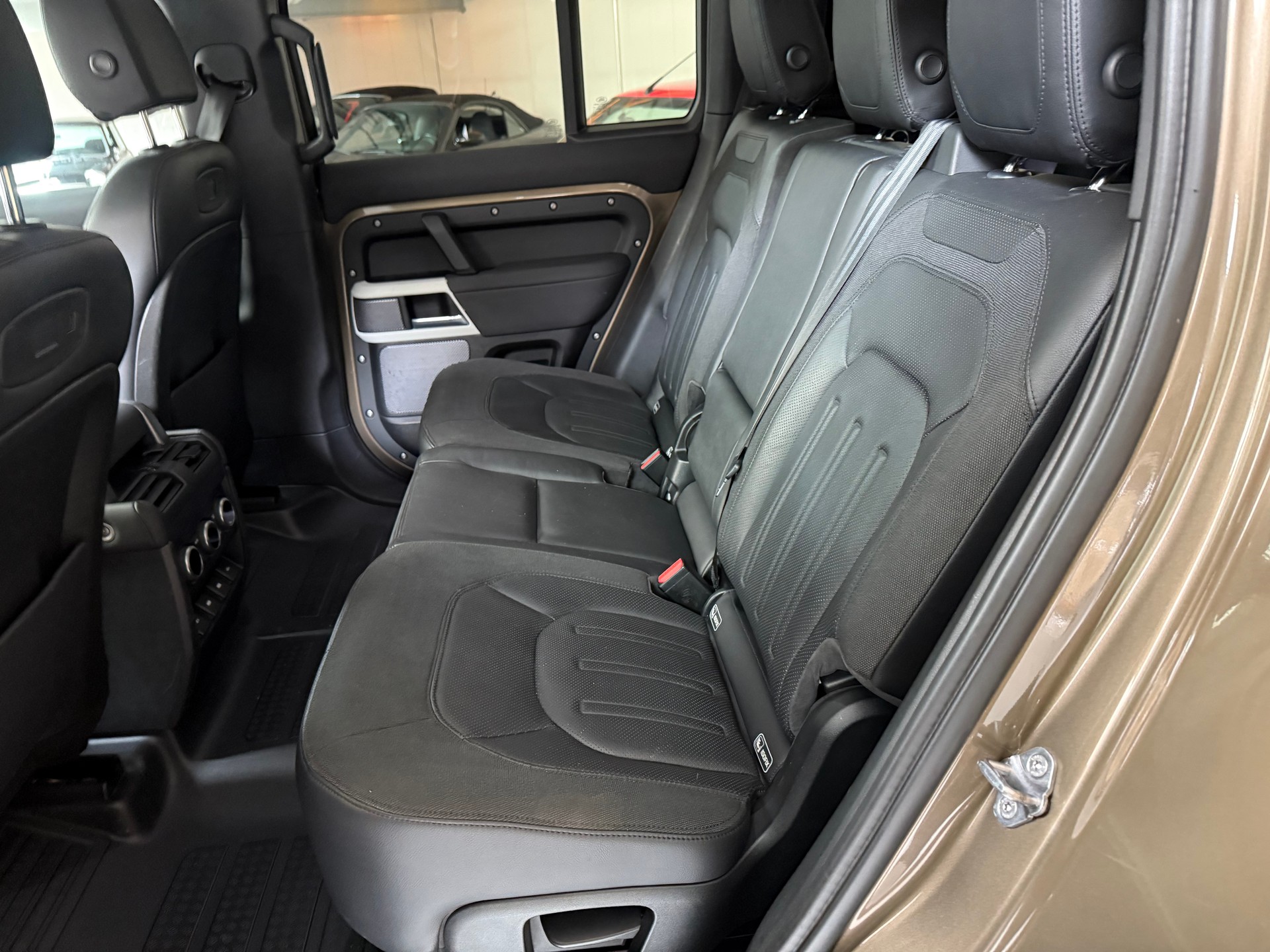 LAND ROVER Defender 110 D240 SD4 First Edition AT8 7 Plätzer-image-13