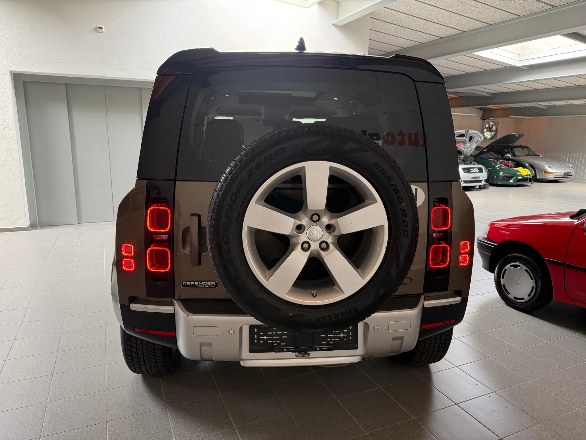LAND ROVER Defender 110 D240 SD4 First Edition AT8 7 Plätzer-image-7