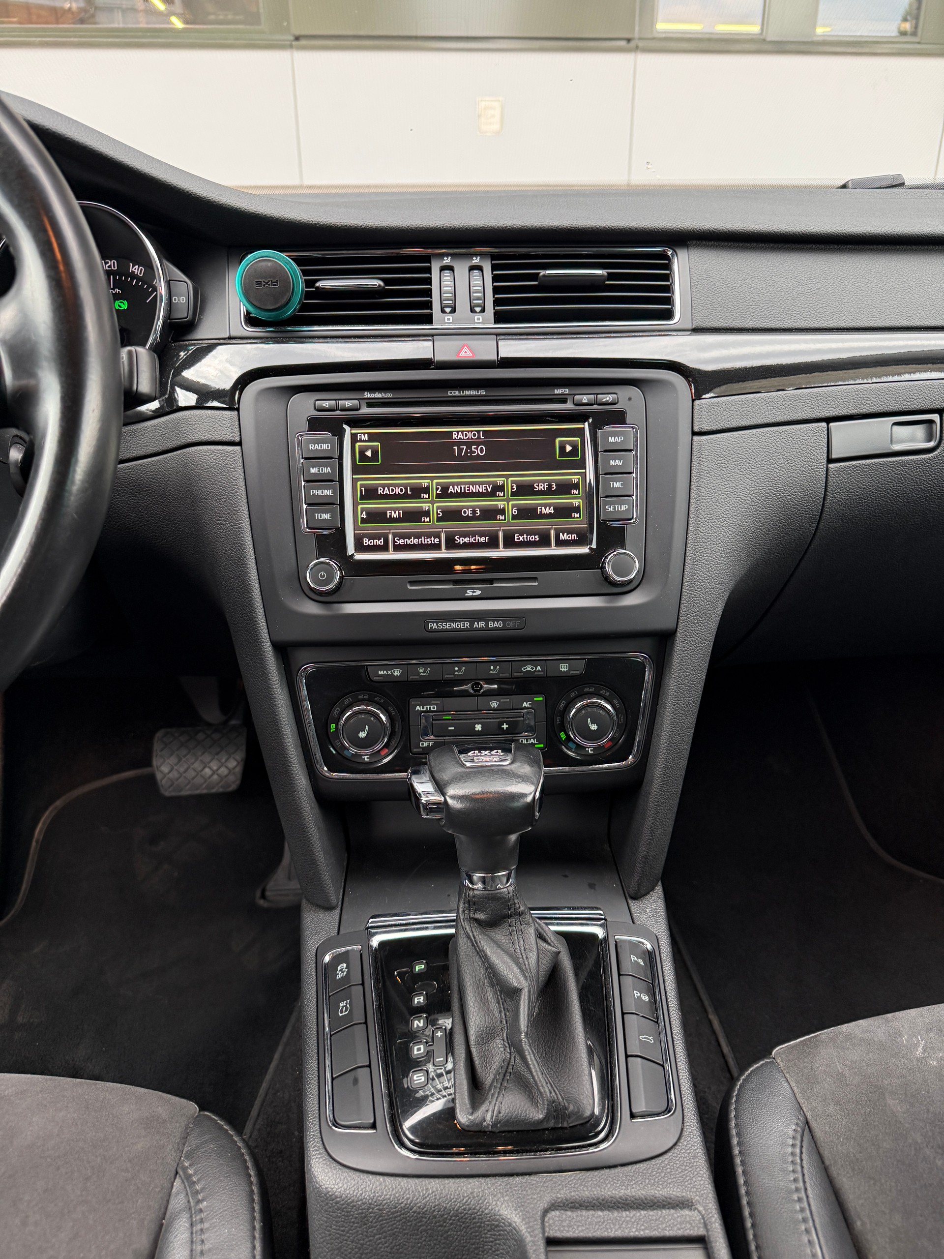 SKODA Superb Combi 2.0 TDi Elegance 4x4 DSG-image-13