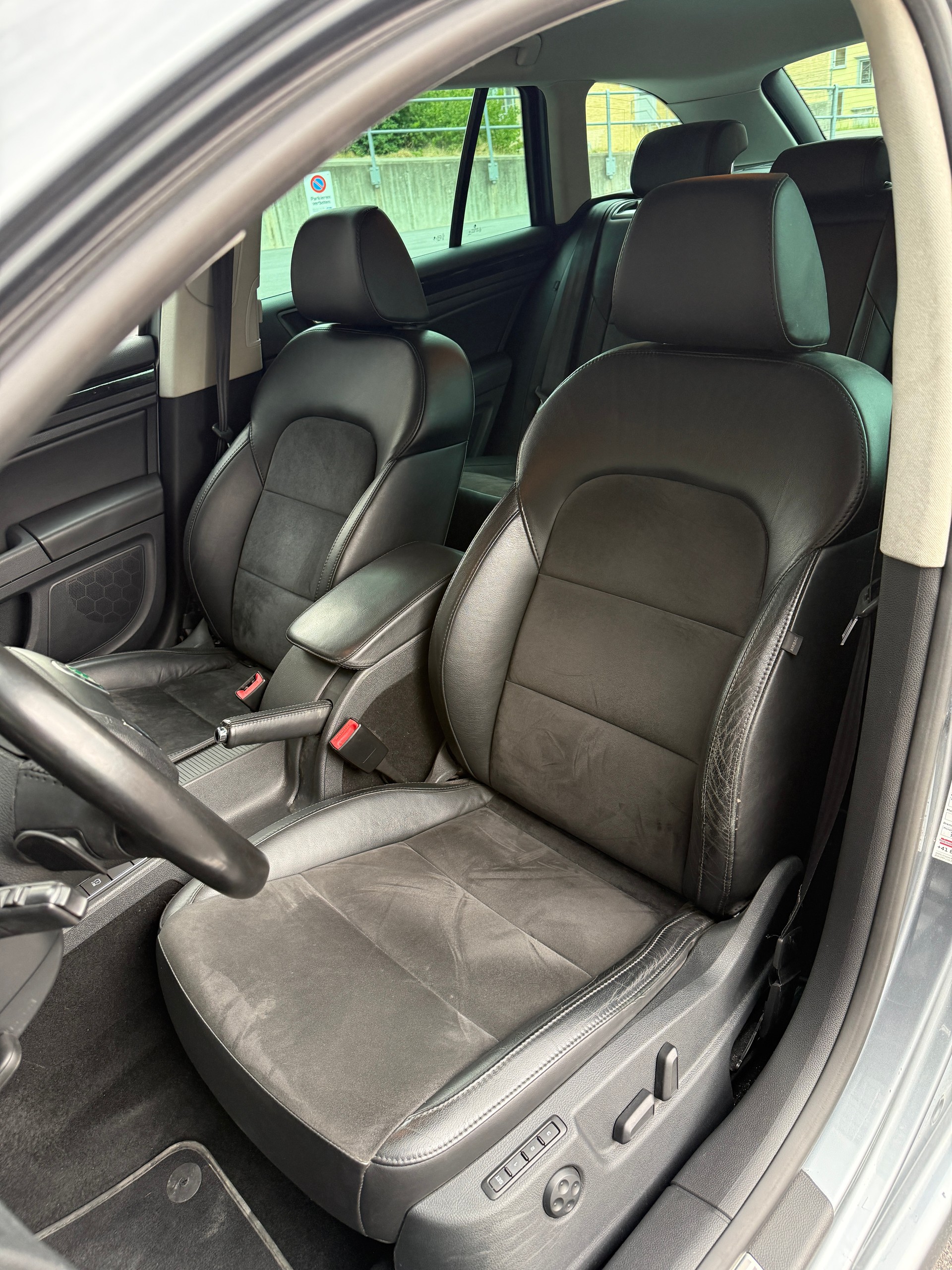 SKODA Superb Combi 2.0 TDi Elegance 4x4 DSG-image-9