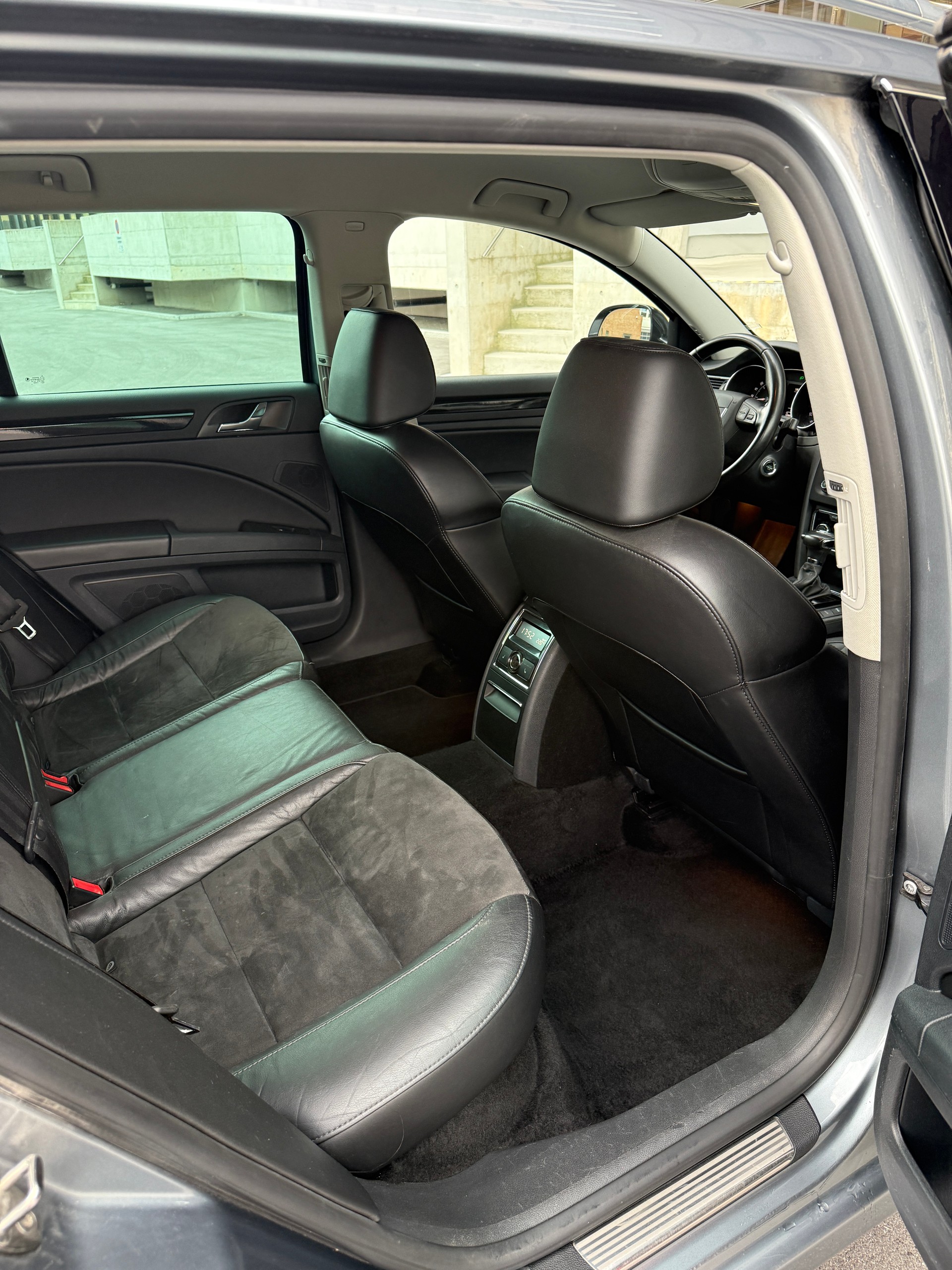 SKODA Superb Combi 2.0 TDi Elegance 4x4 DSG-image-12